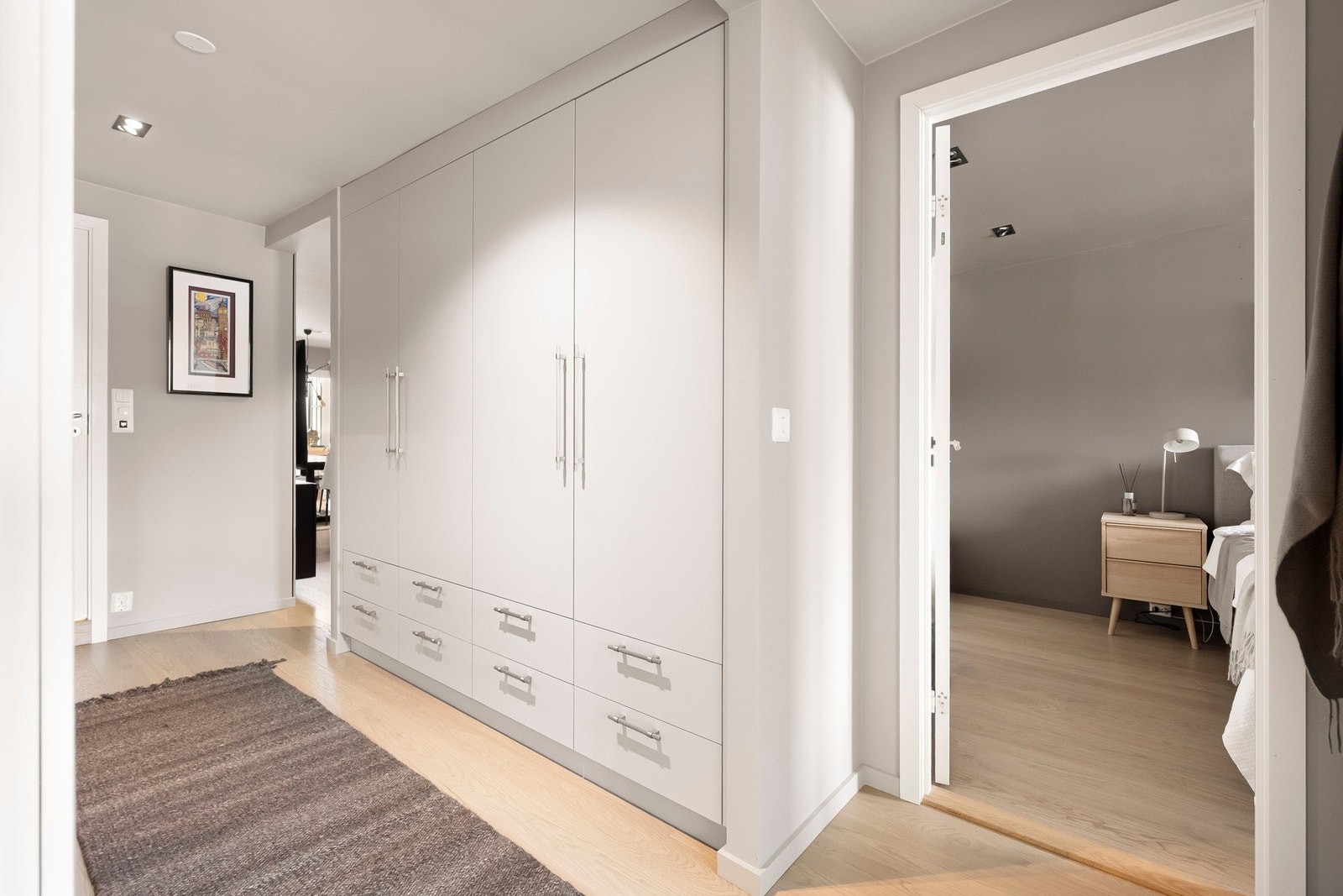 Entréen er innredet med plassbygget garderobeløsning fra 2024, som gir gode oppbevaringsmuligheter for yttertøy og sko. Galleribilde