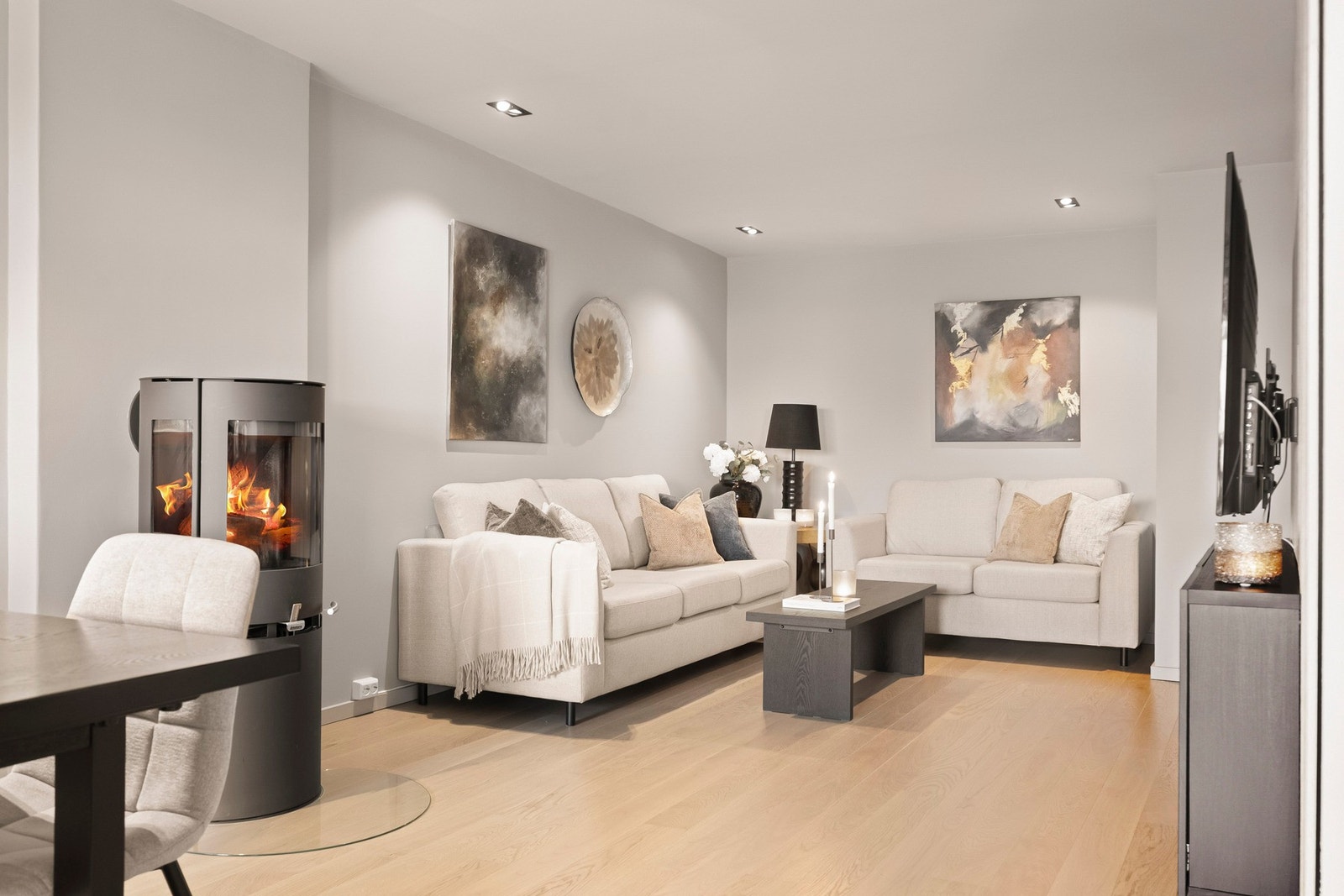 I 2024 ble leiligheten hele leiligheten strippet ned og pusset opp fra grunnen av. Galleribilde