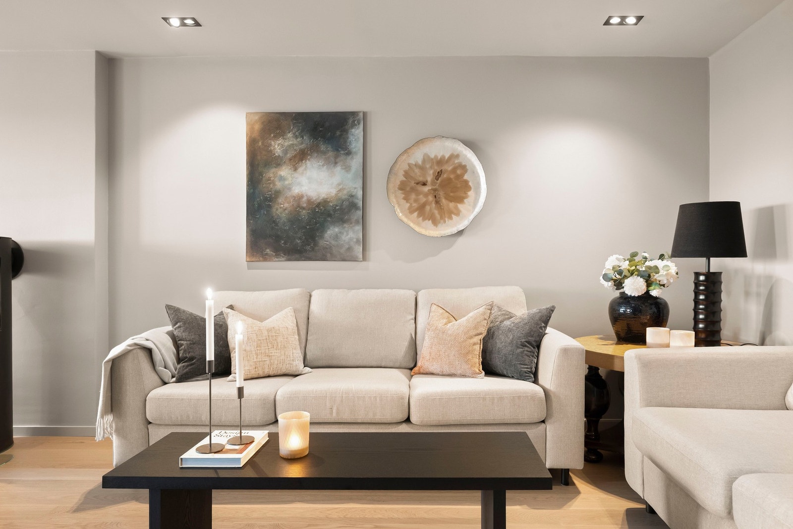 Stuen har god utforming med naturlig plass til en spisegruppe, sofa og TV med tilhørende møblement. Galleribilde