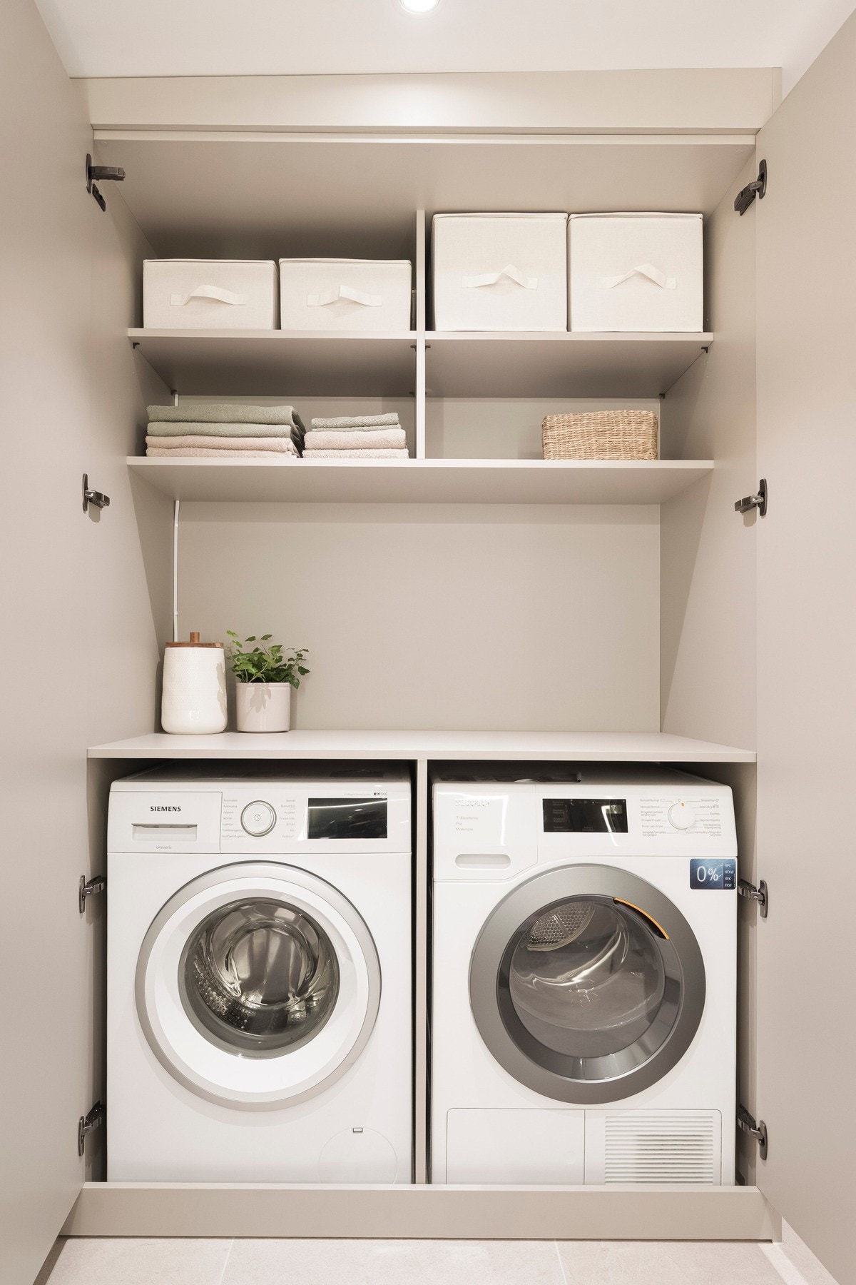 Det er etablert en plassbygd løsning for vaskemaskin og tørketrommel som gir en praktisk og ryddig romutnyttelse. Galleribilde