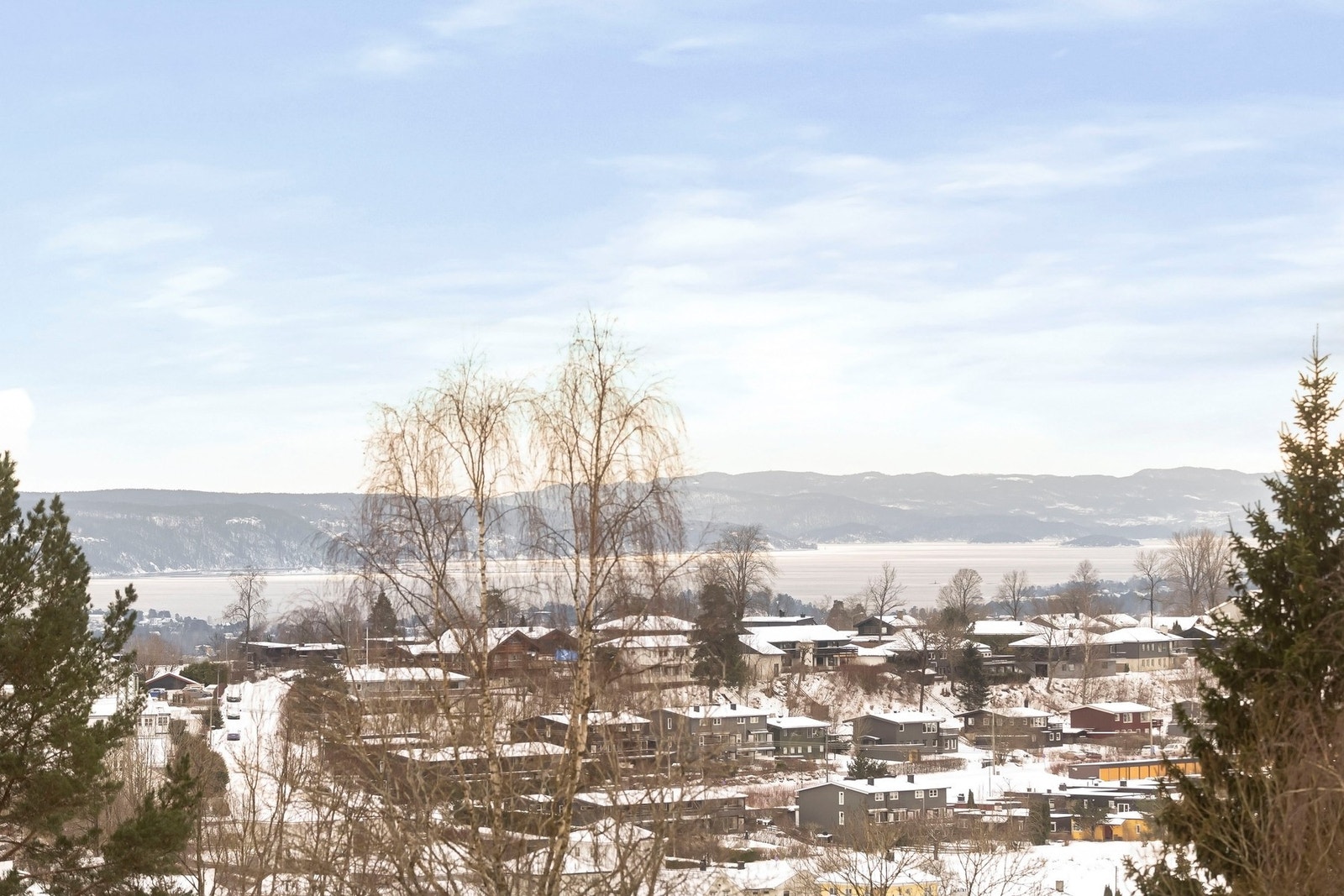 Balkongen byr på flott utsikt mot fjorden og gode solforhold, med sol fra ca. kl. 11-12 til ca. kl. 21.00 på sommerstid i følge selger. Galleribilde
