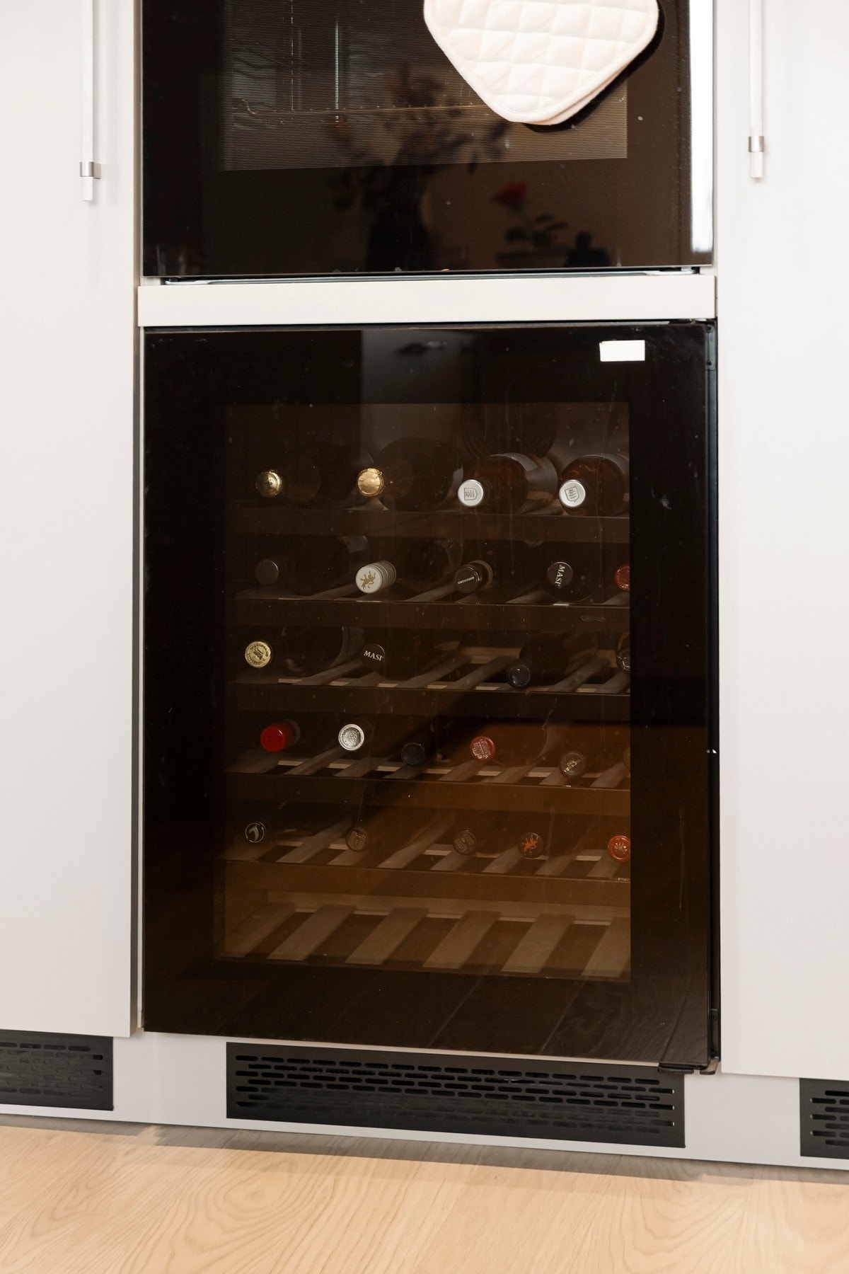 ntegrerte hvitevarer bestående av stekeovn av typen Bosch Accent Line, platetopp med nedfelt kjøkkenvifte fra Elektrolux, vinskap, oppvaskmaskin, samt helt kjøleskap og helt fryseskap fra Electrolux, medfølger salget. Galleribilde