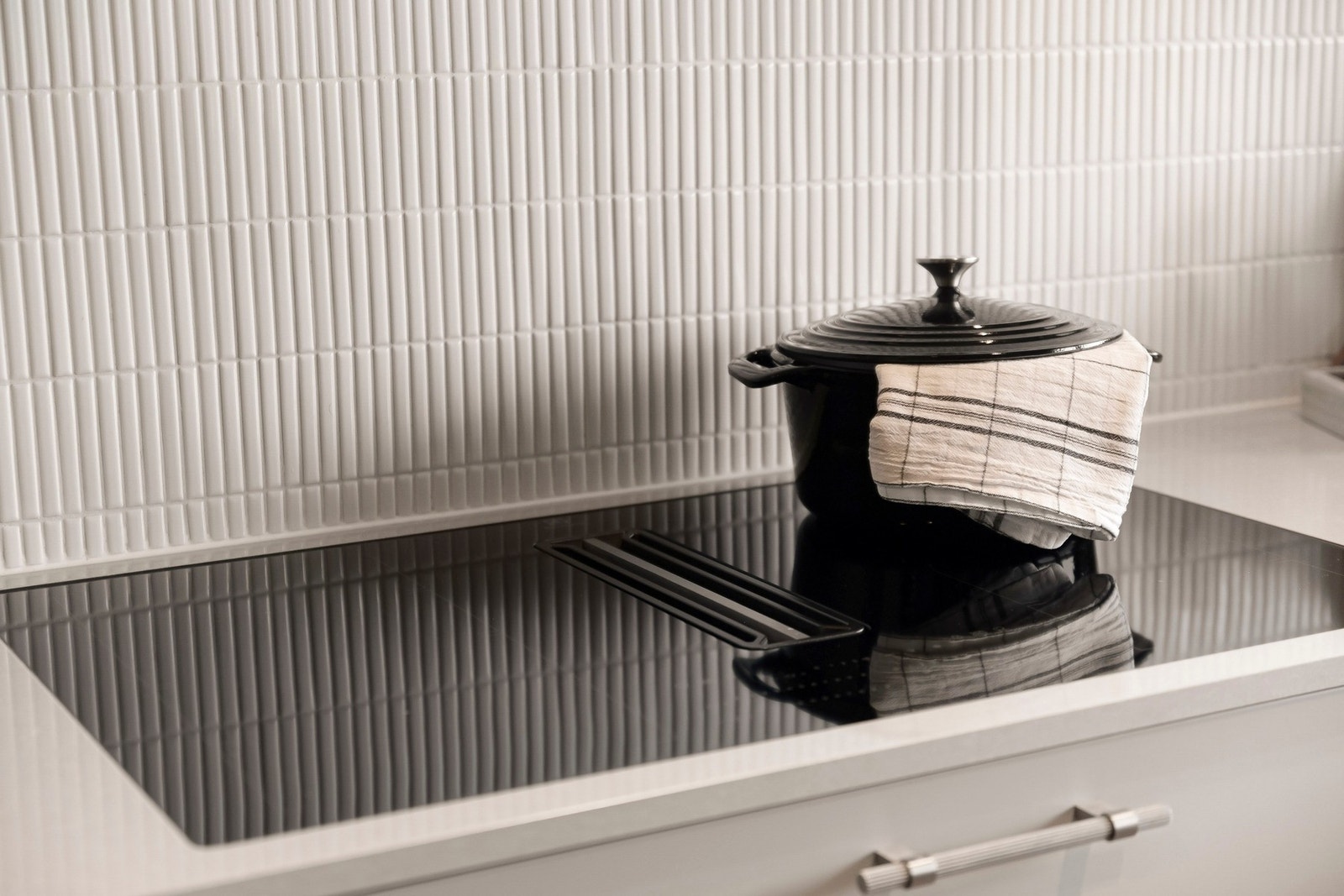 ntegrerte hvitevarer bestående av stekeovn av typen Bosch Accent Line, platetopp med nedfelt kjøkkenvifte fra Elektrolux, vinskap, oppvaskmaskin, samt helt kjøleskap og helt fryseskap fra Electrolux, medfølger salget. Galleribilde