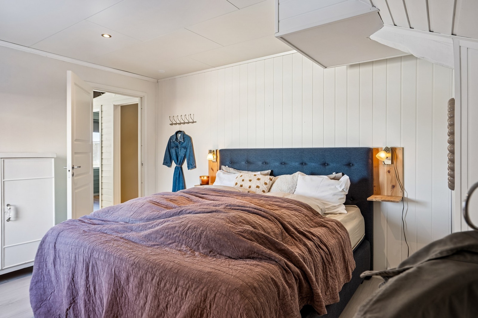 Det er 4 soverom i huset og ett i annekset (utleiehuset) Galleribilde