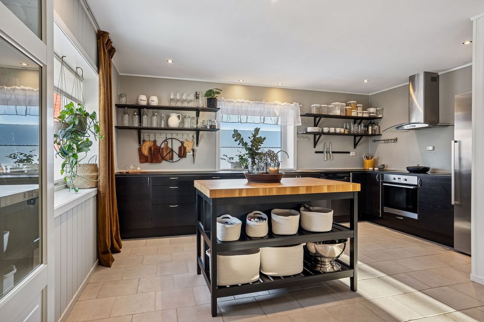 Kjøkken med mye skap- og benkeplass. Galleribilde