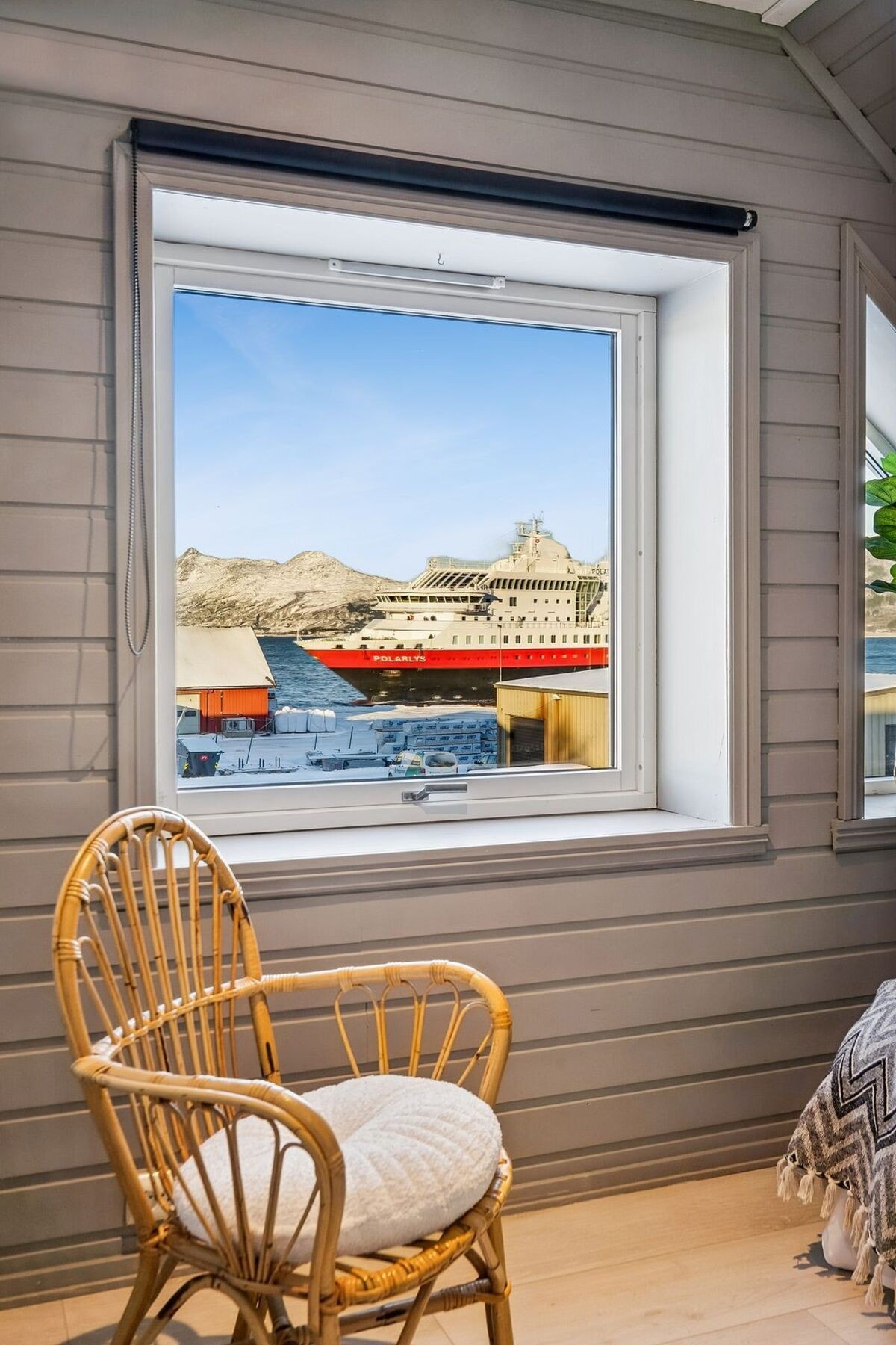 Hurtigruta glir stille forbi! Galleribilde