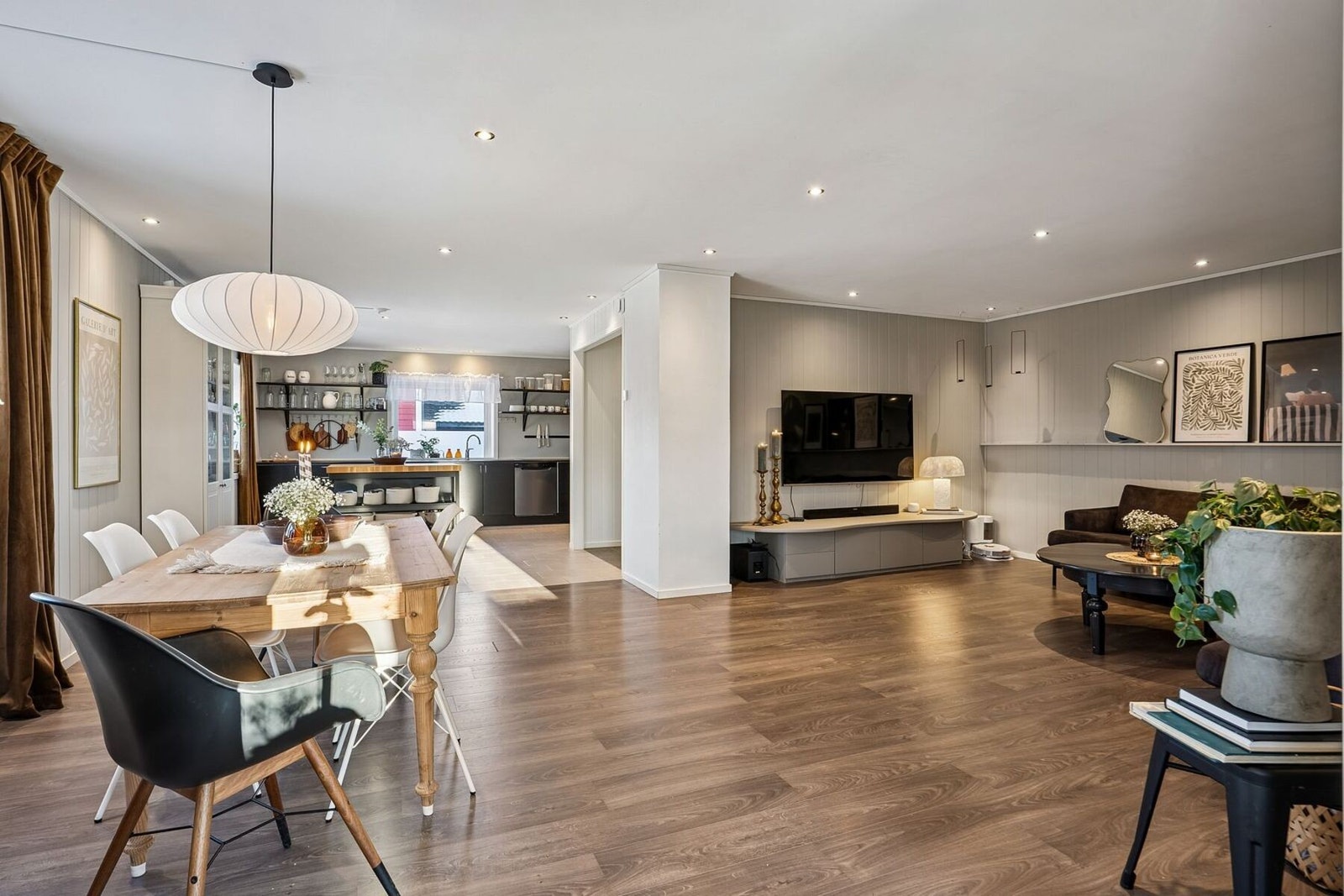 Stor stue og stort kjøkken. Passer utmerket som samlingsplass for hele familien. Galleribilde