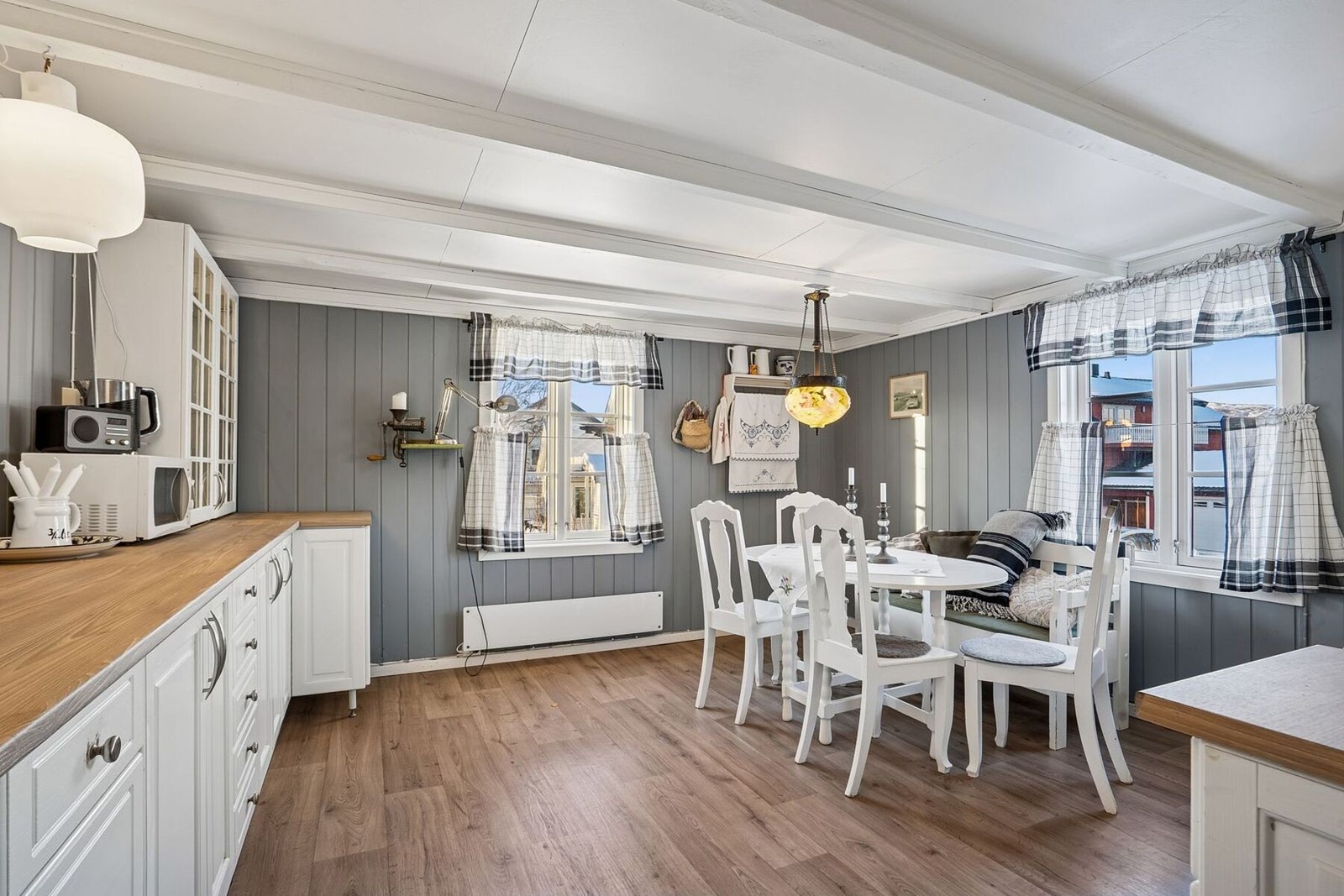 Kjøkken i annekset. Alle møblene følger med på kjøpet. Galleribilde