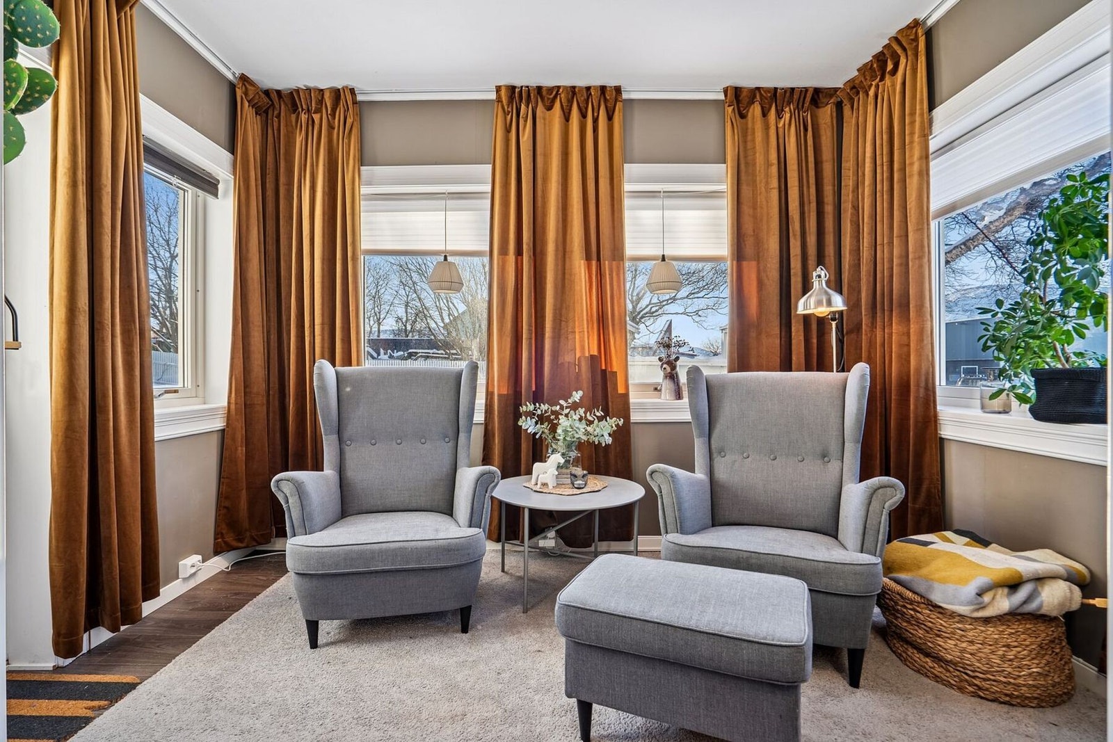 Koselig leseplass i stua. Galleribilde