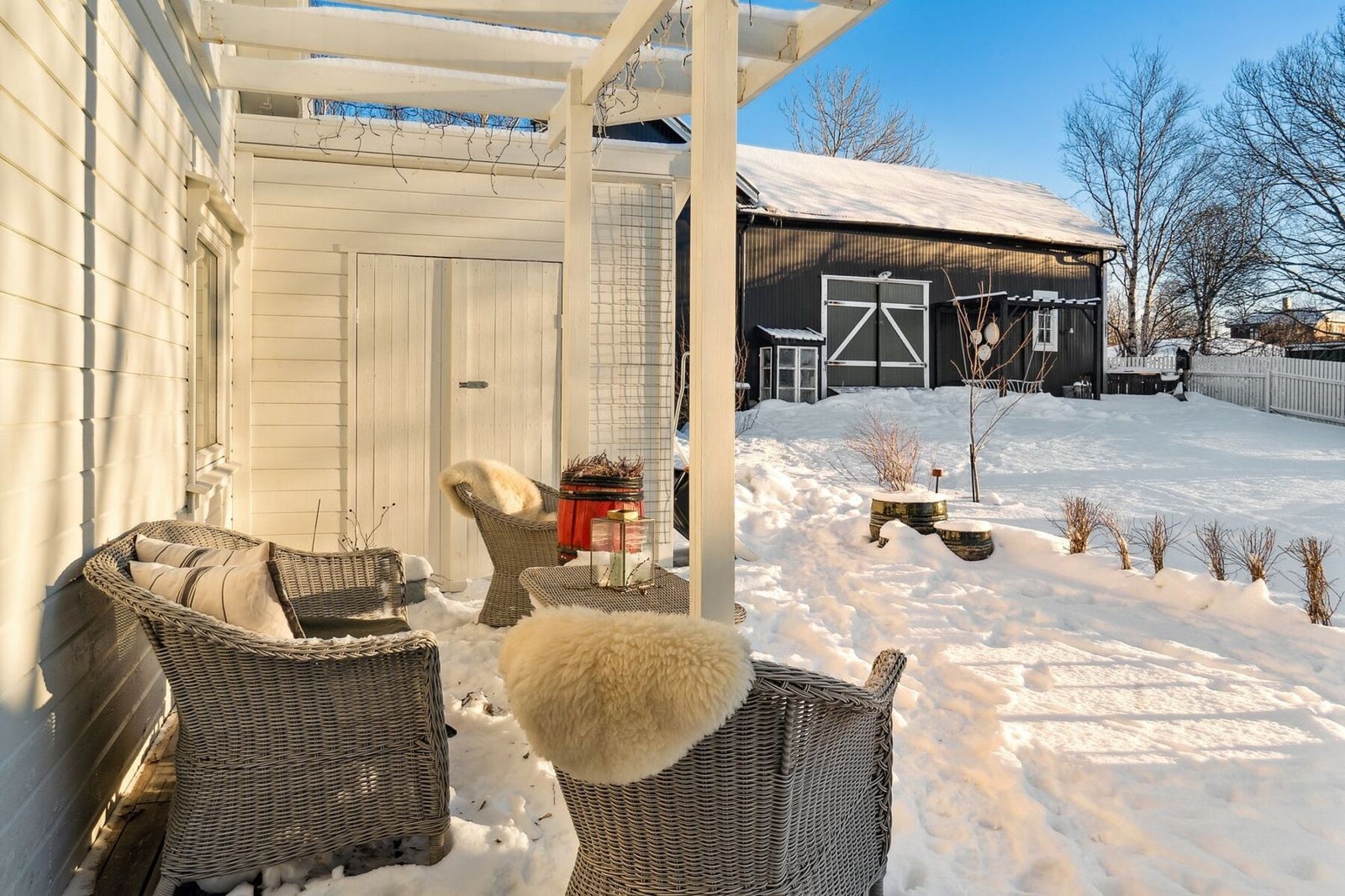 Koselig uteplass med liten markterrasse. Galleribilde