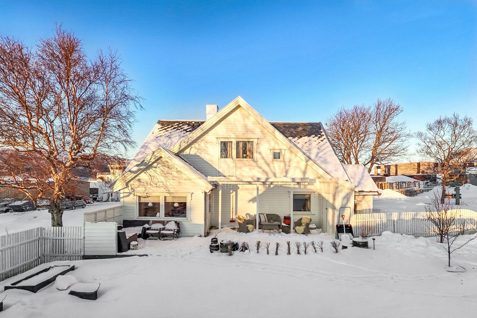 Pent oppusset enebolig med stor hage, anneks for utleie og låve med innredet festlokale. Galleribilde