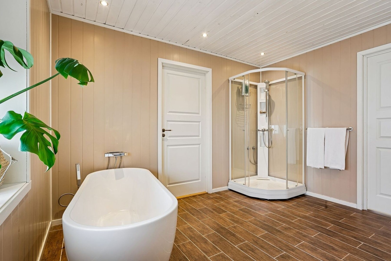 Stort bad med både badekar og dusjkabinett Galleribilde