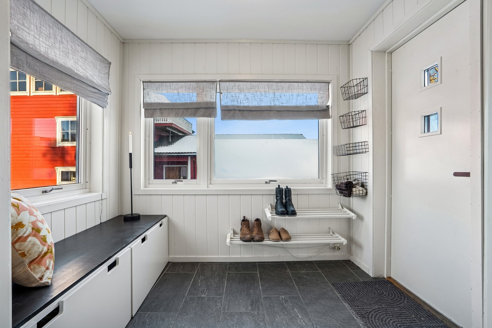 Entré med god plass til klær og sko. Galleribilde