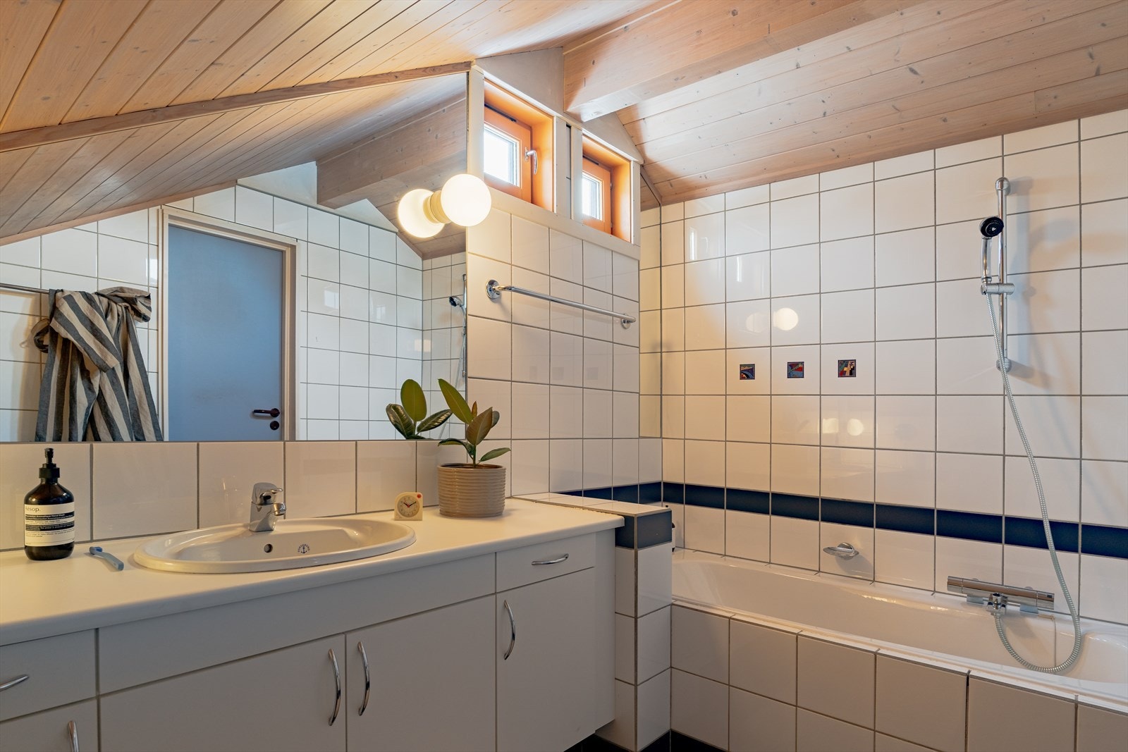 Bad i loftetasjen med badekar Galleribilde