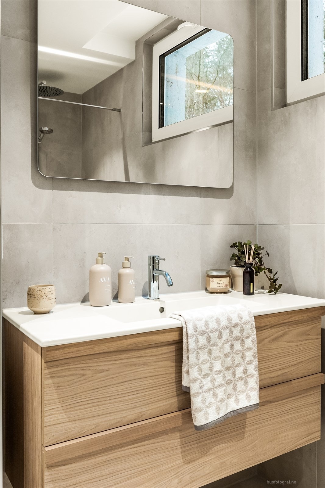 Badet er nytt fra 2026, med en moderne innredning og heldekkende servant. Galleribilde