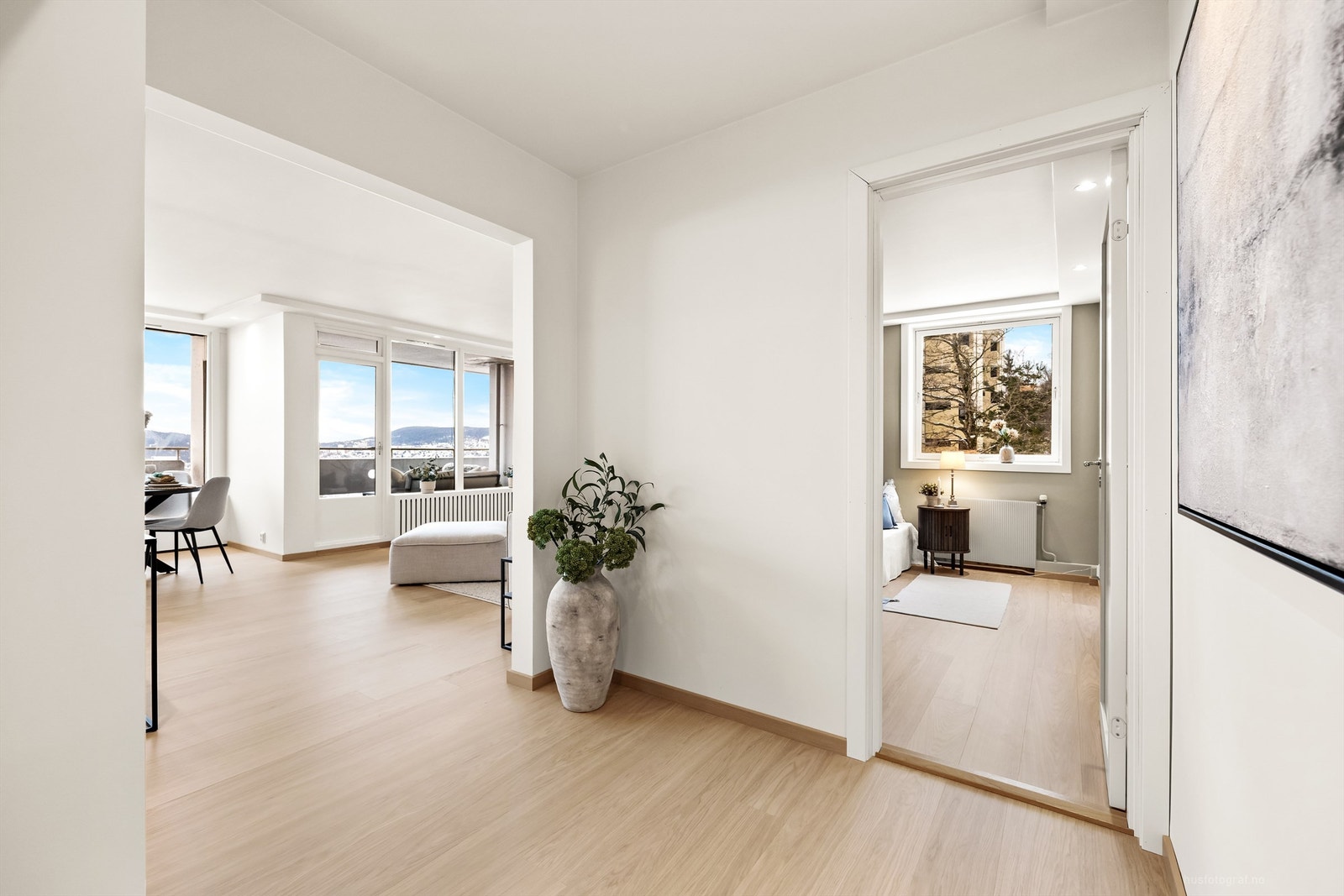 Planløsningen gir en god fordeling mellom sosiale soner og private rom. Galleribilde