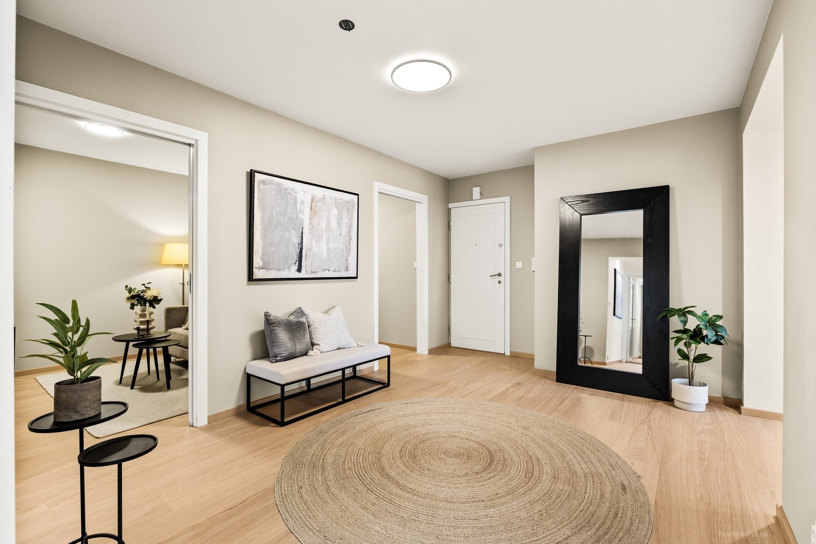 Den romslige entréen har god plass til garderobeløsninger. Galleribilde