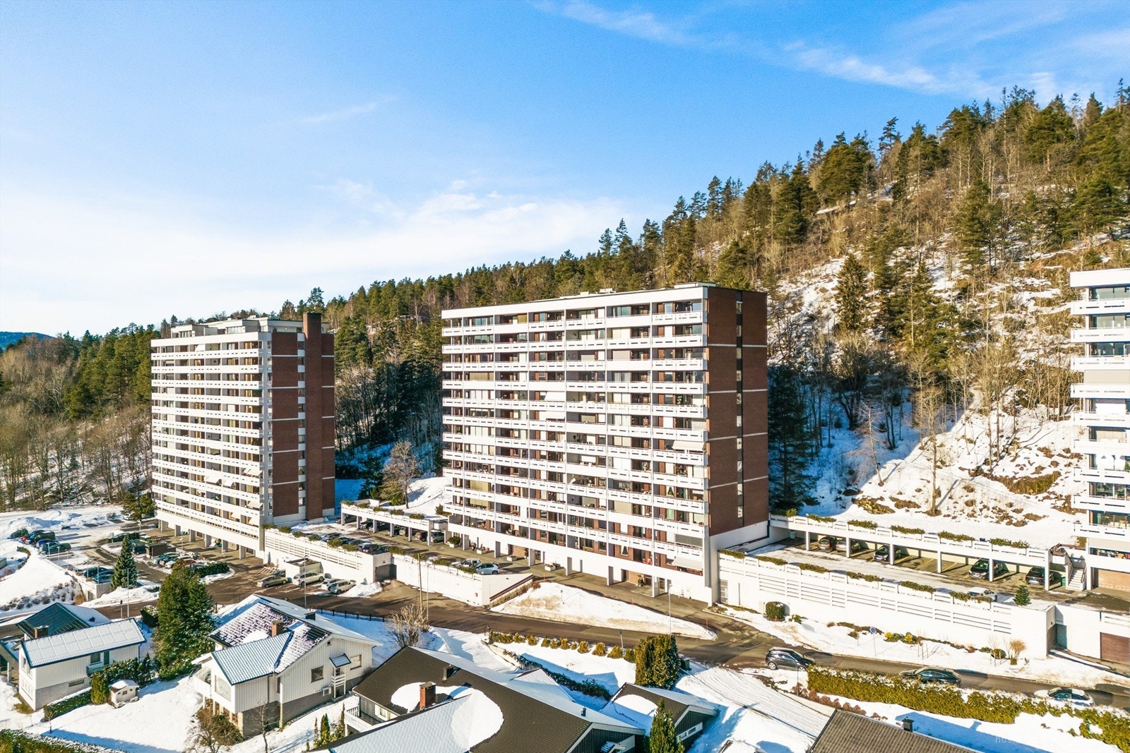 Eiendommen har en høy og fri beliggenhet på Strøtvet, hvor den grenser direkte til markaområder. Galleribilde