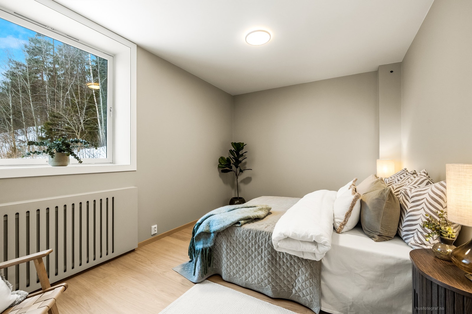 Romslig hovedsoverom med parkett på gulv og oppvarming via radiator. Galleribilde