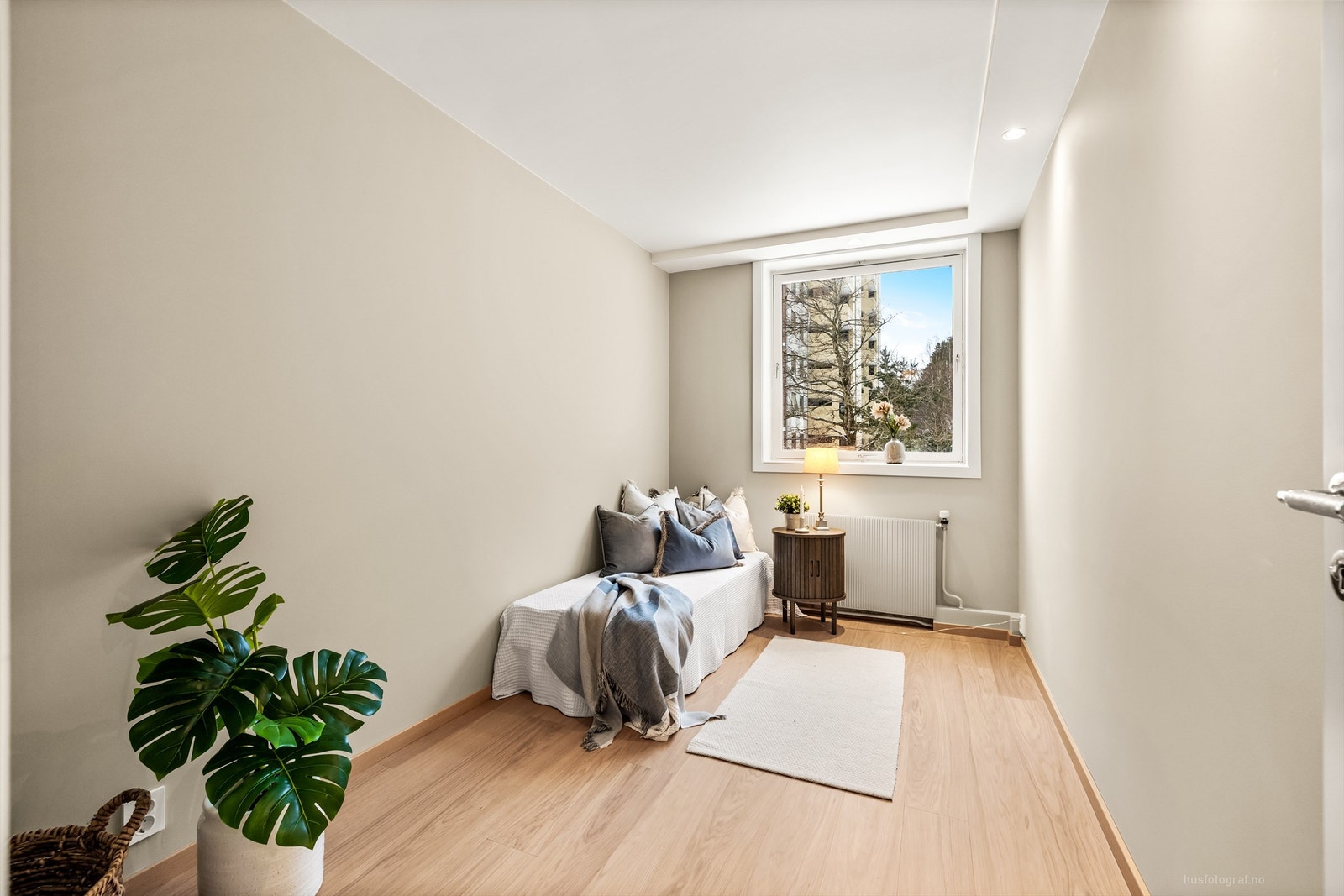 Det andre soverommet er lyst og har downlights i takkasse. Galleribilde