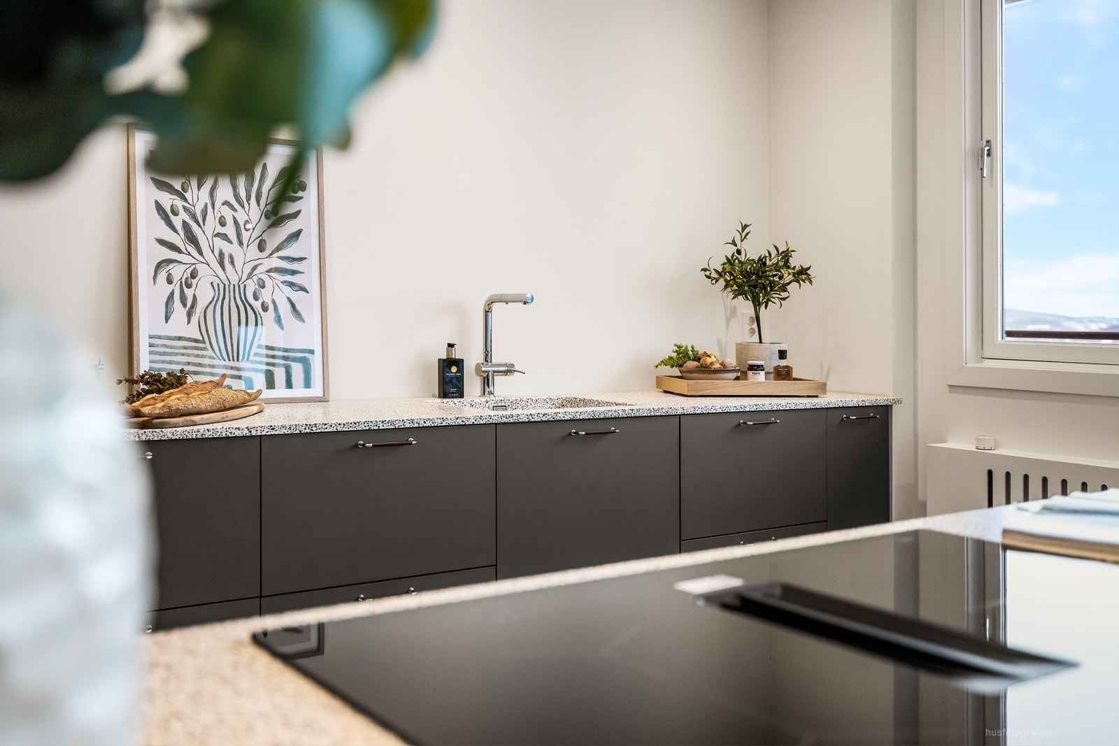 For ekstra trygghet er det installert automatisk vannstopper med fuktsensor på kjøkkenet. Galleribilde