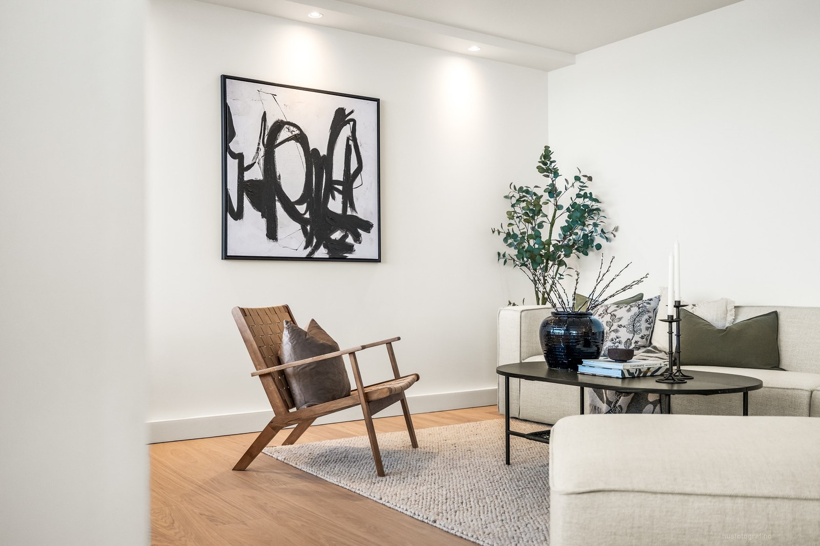 Detaljer som downlights i takkasse bidrar til en behagelig atmosfære i stuen. Galleribilde