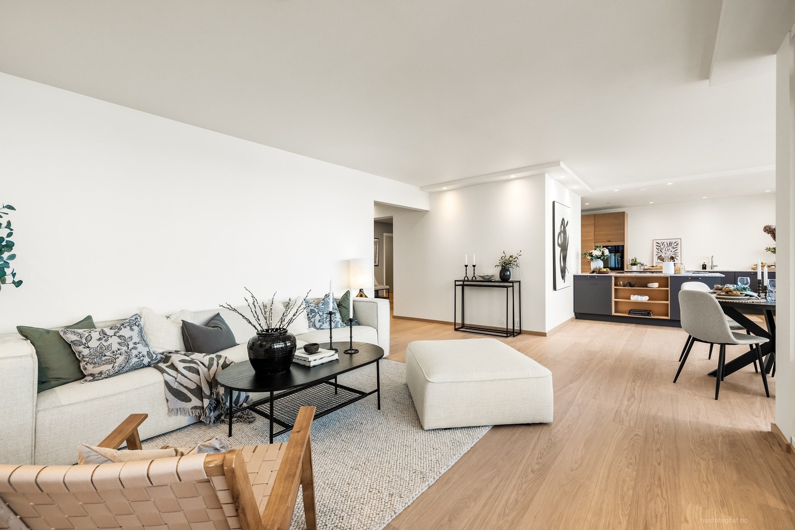 Den åpne løsningen mellom stue og kjøkken skaper en luftig og sosial sone for samvær. Galleribilde