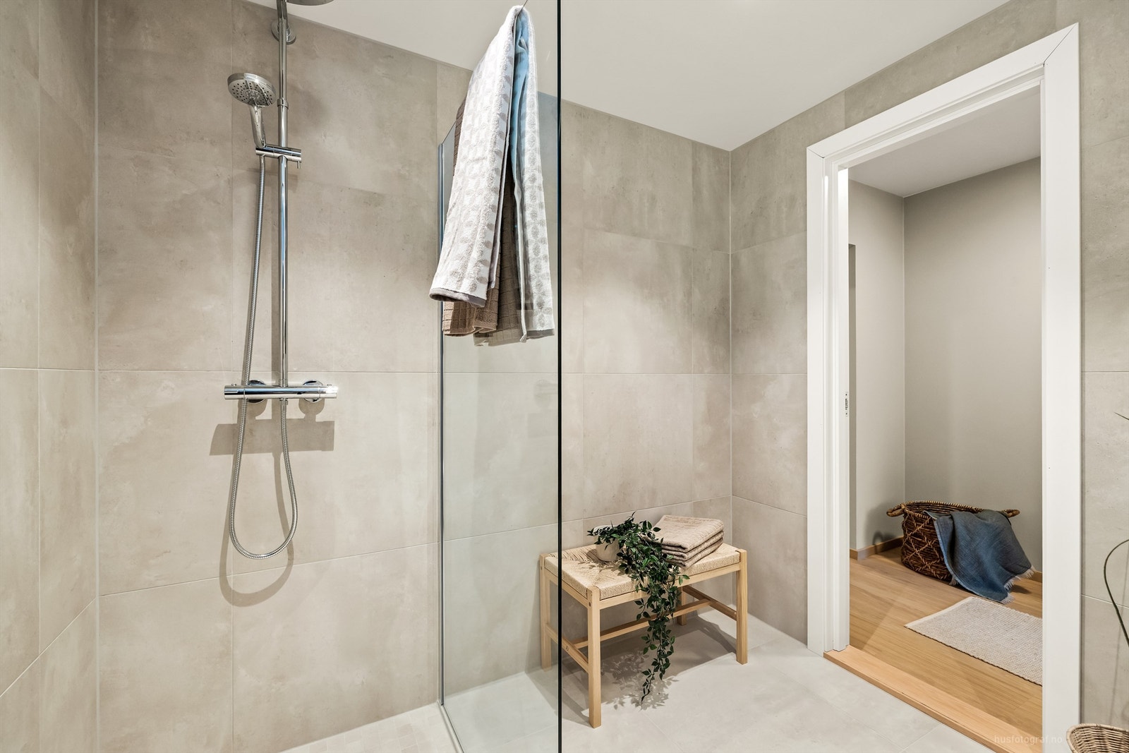 Dusjsonen har glassvegg og er utstyrt med både hånddusj og en behagelig regnfallsdusj. Galleribilde