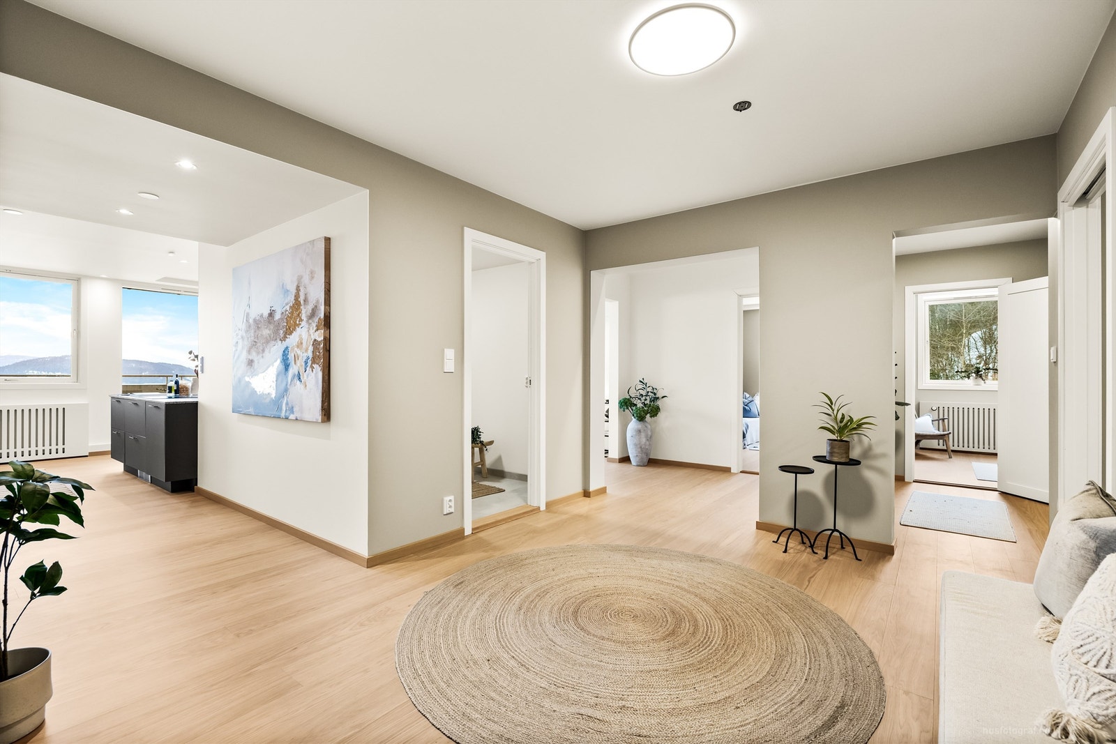 Fra den sentrale gangen er det adkomst til leilighetens ulike rom, inkludert bad, vaskerom og soverom. Galleribilde