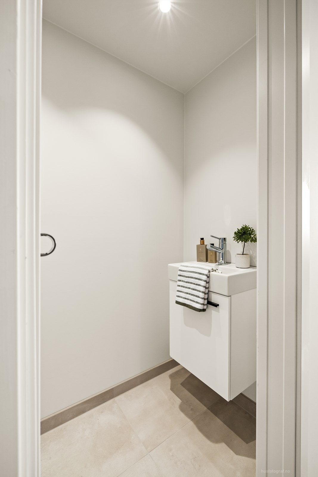 Toalettrommet er utstyrt med vegghengt toalett og servant med innredning. Galleribilde