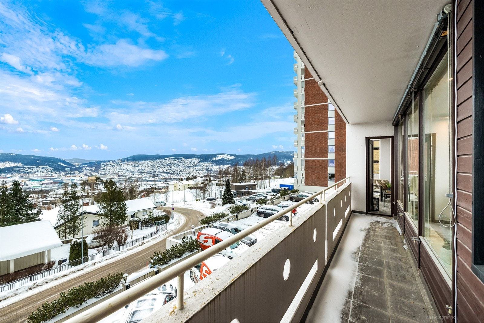 Som endeleilighet får du en ekstra privat og usjenert plass på den lange balkongen. Galleribilde