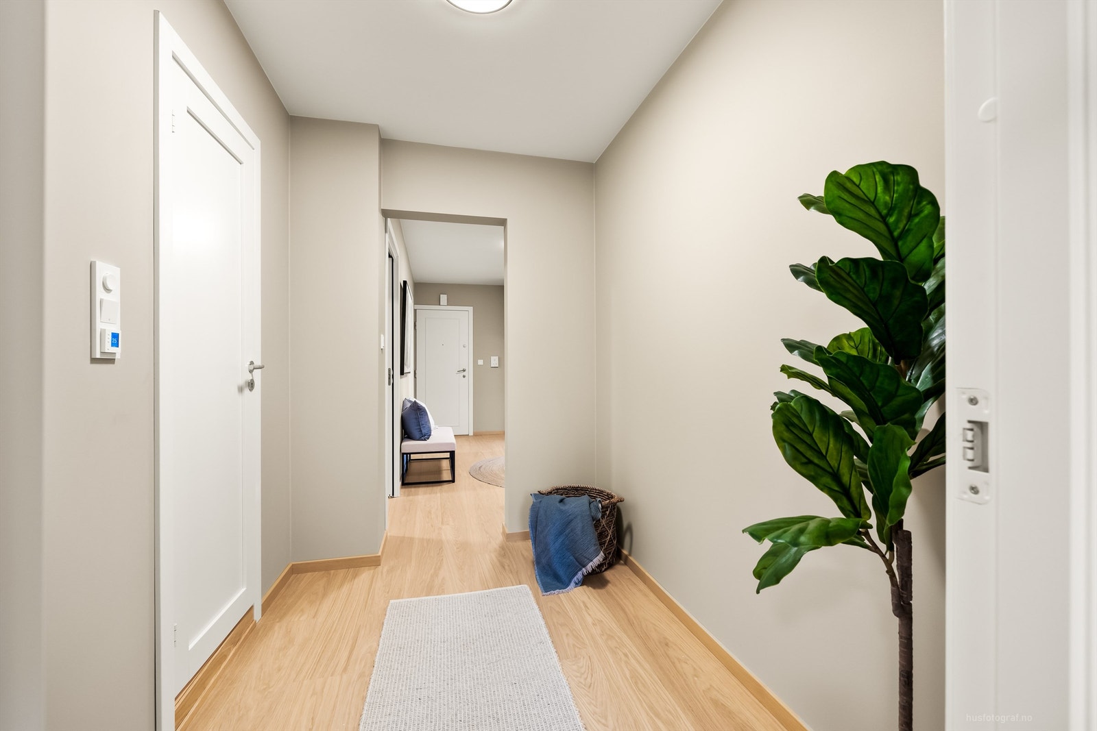 Entréen gir et godt førsteinntrykk. En praktisk bod på 4 m² ligger rett ved inngangsdøren. Galleribilde