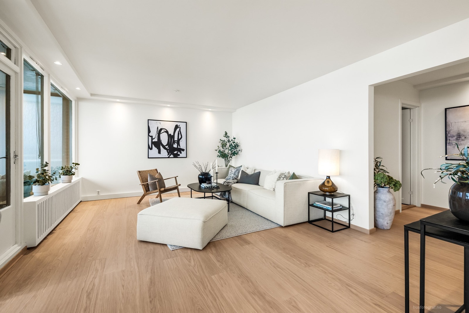 Gjennomgående parkettgulv og nymalte overflater fra 2026 gir et helhetlig og moderne preg. Galleribilde