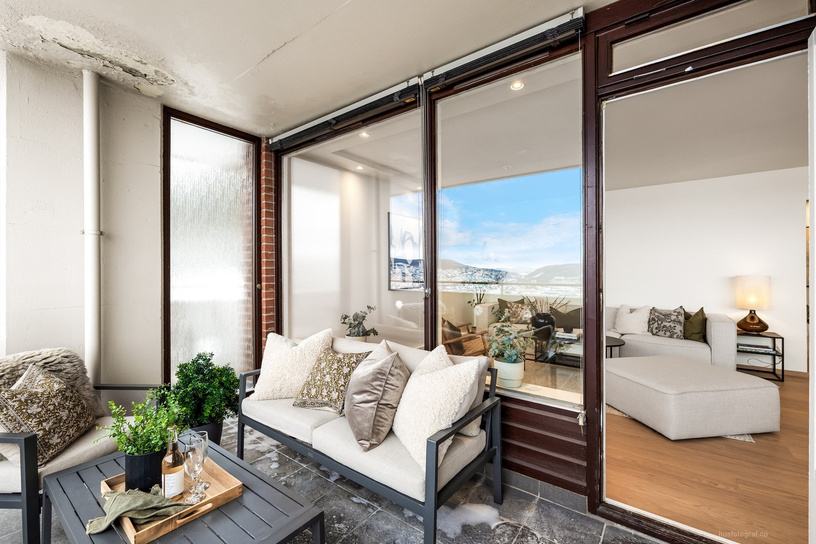 De store vindusflatene skaper en god forbindelse mellom ute og inne. Galleribilde