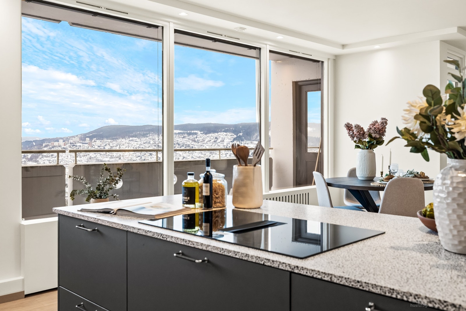 Platetoppen har en nedfelt ventilator, en elegant og effektiv løsning som bevarer den åpne romfølelsen. Galleribilde