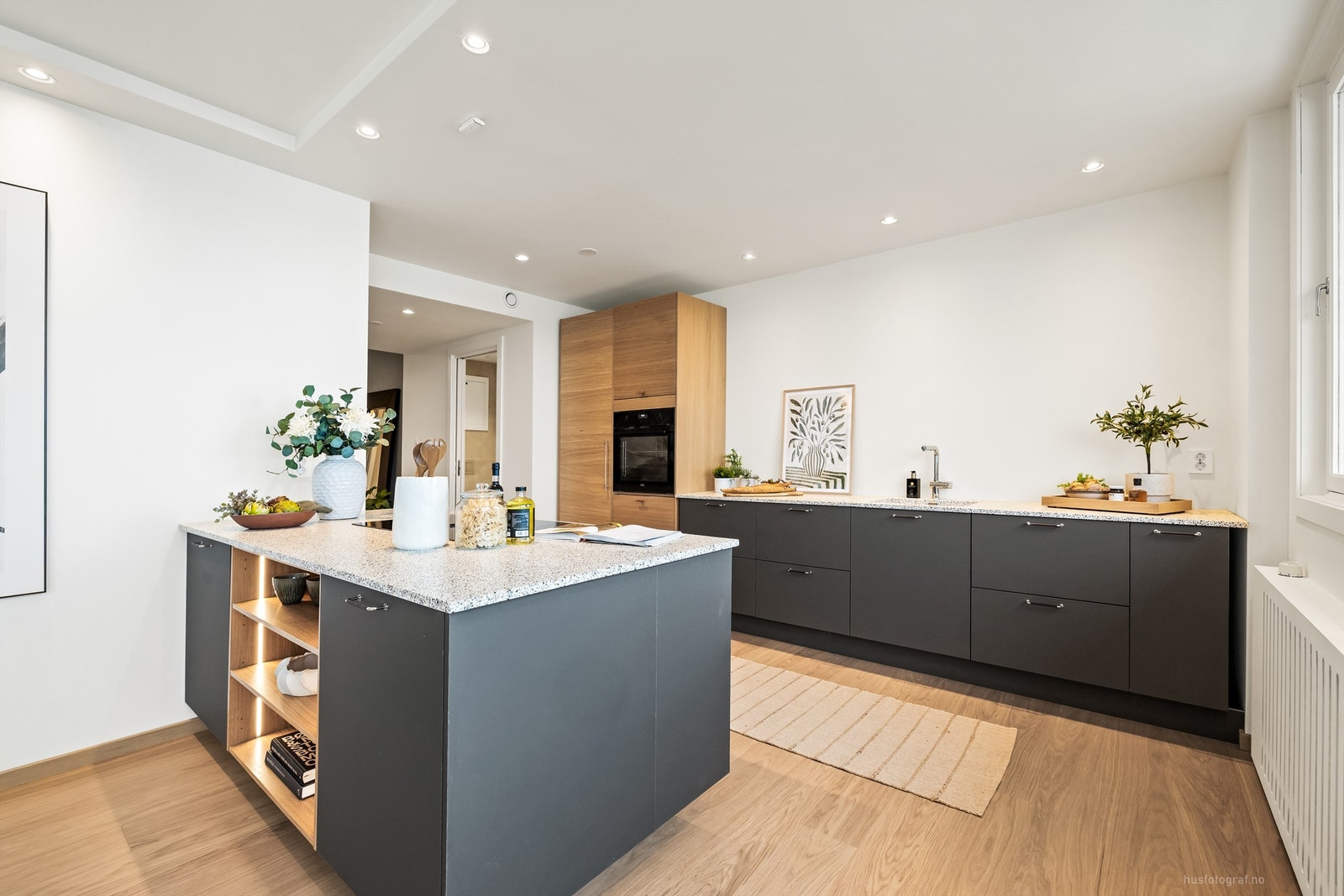 Kjøkkenet er utstyrt med slitesterke benkeplater i kompositt og rikelig med skapplass. Galleribilde