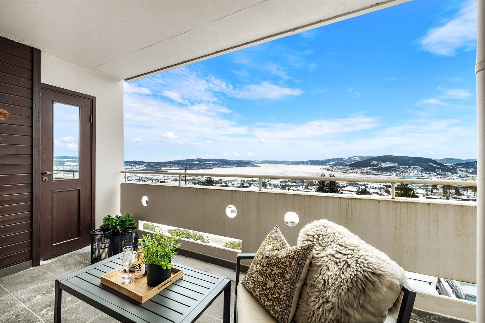 Balkongen har gode solforhold og god plass til en sittegruppe. Galleribilde