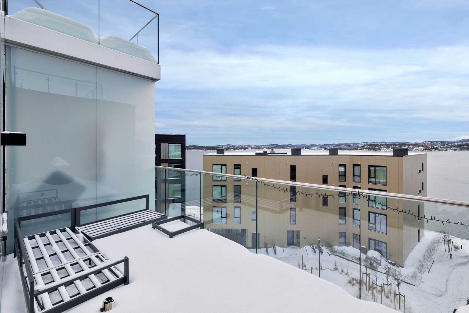 Balkongen på denne siden er romslig, solrik og usjenert. Galleribilde