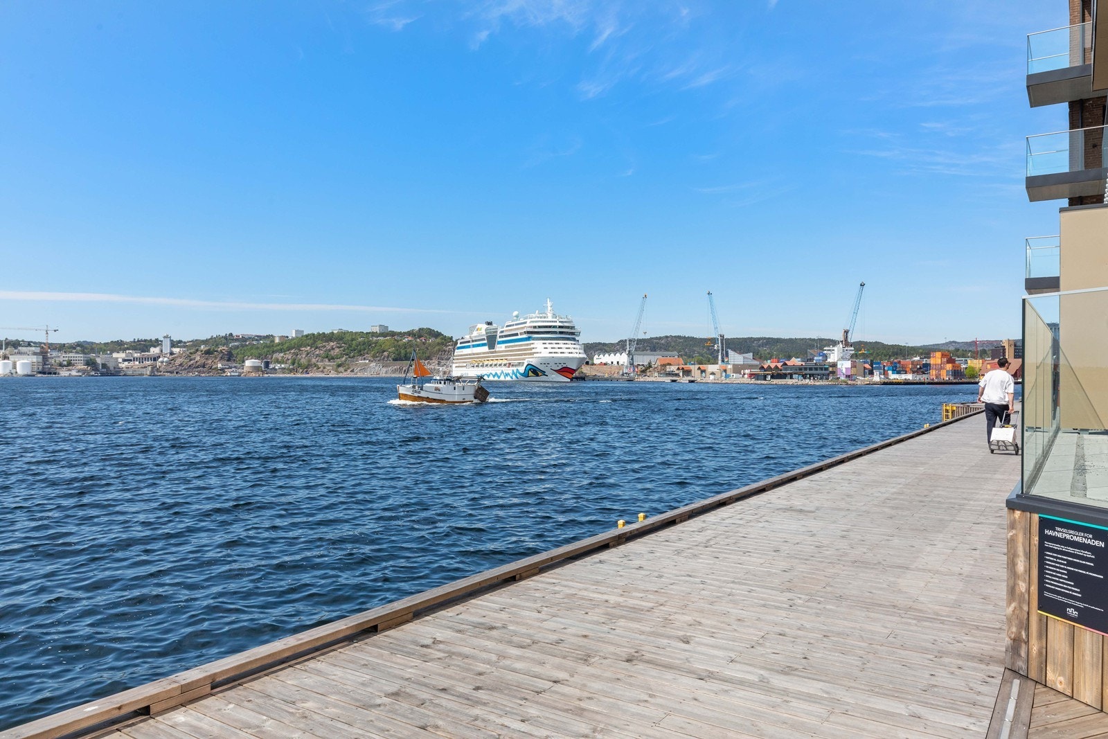 Havnepromenaden ligger rett nedenfor leiligheten. Galleribilde