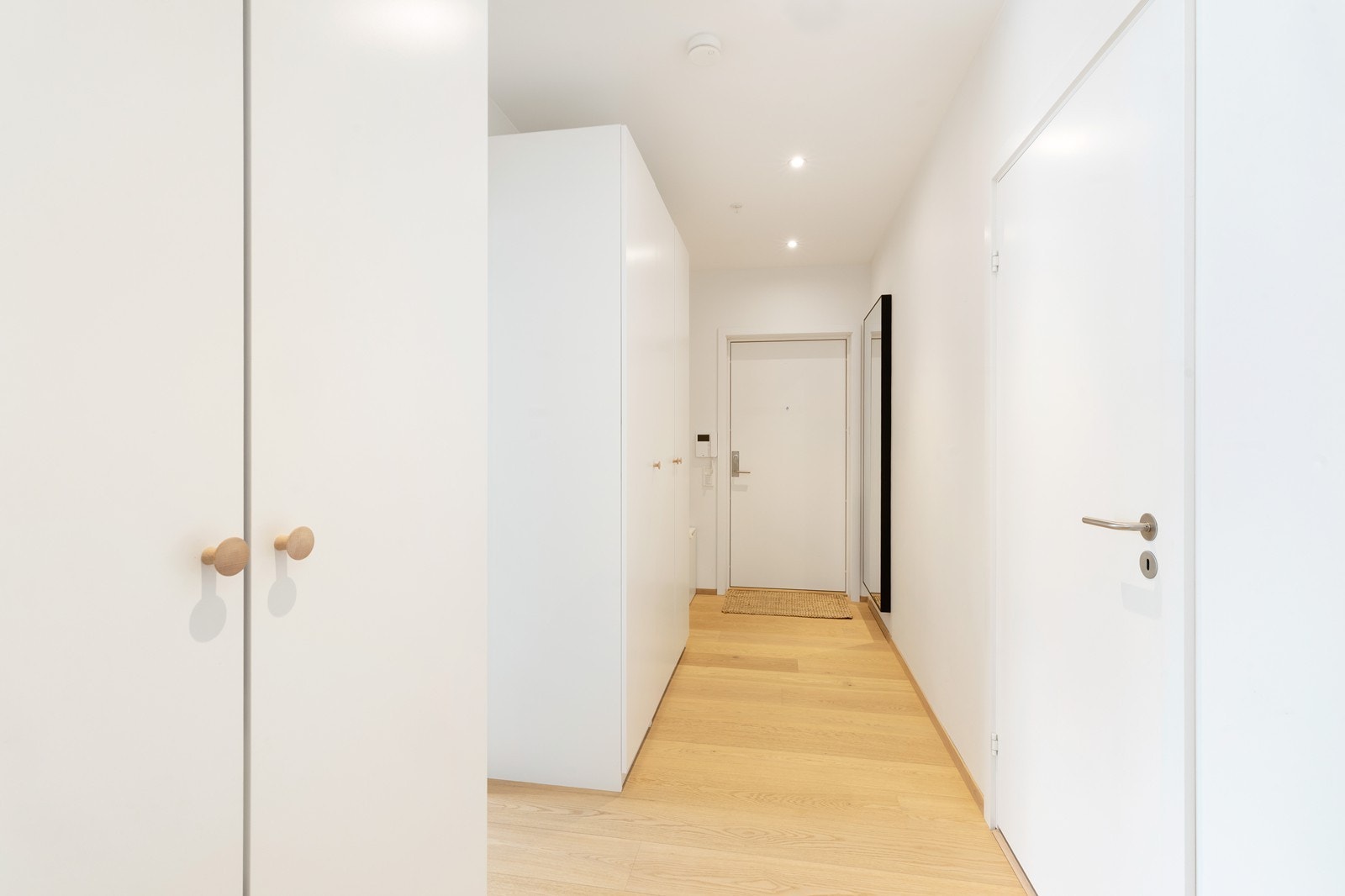 I gangen er det god plass til garderrobeløsninger. Galleribilde