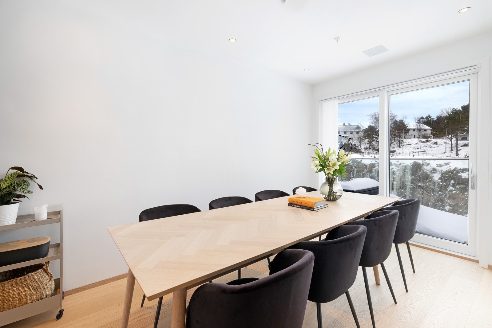 Her er det god plass til langbord og adkomst til en av leilighetens to balkonger. Galleribilde