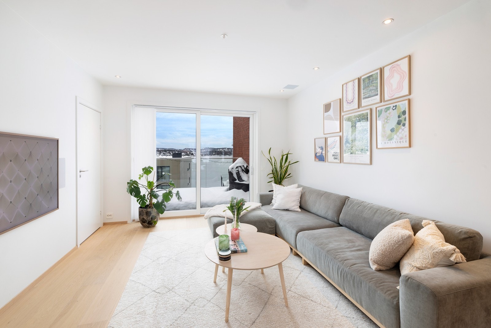 Legg merke til høyttaler i tak. Det er også verdt å merke seg at boligen er utstyrt med smart-system for belysning. Galleribilde