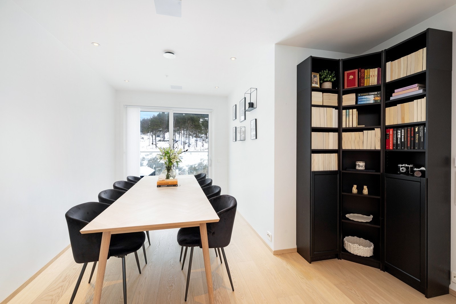 Videre inn i leiligheten finner du spisestue i forlengelsen av kjøkkenet. Galleribilde