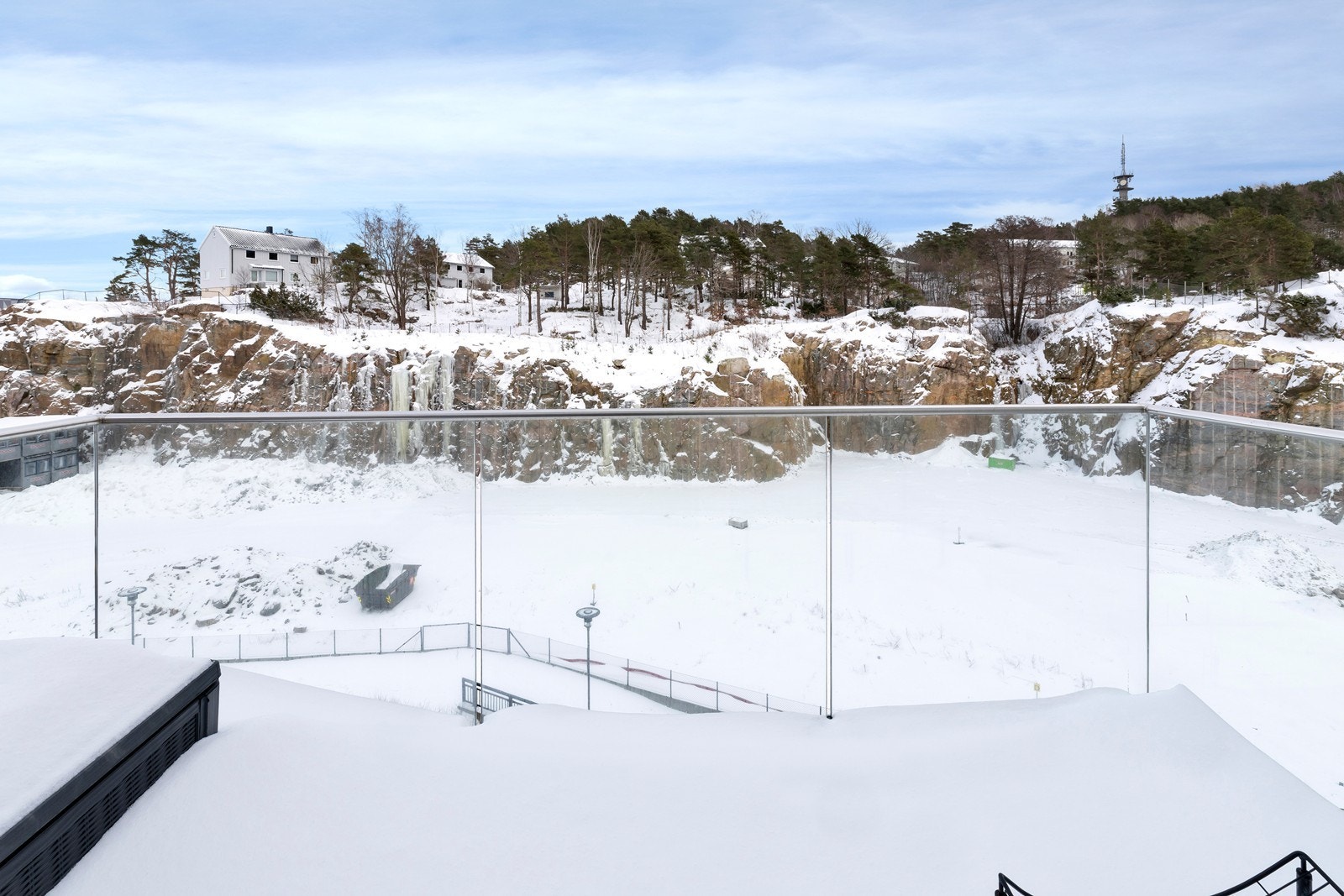 Denne balkongen har sol fra tidlig morgen til langt ut på dagen. Galleribilde