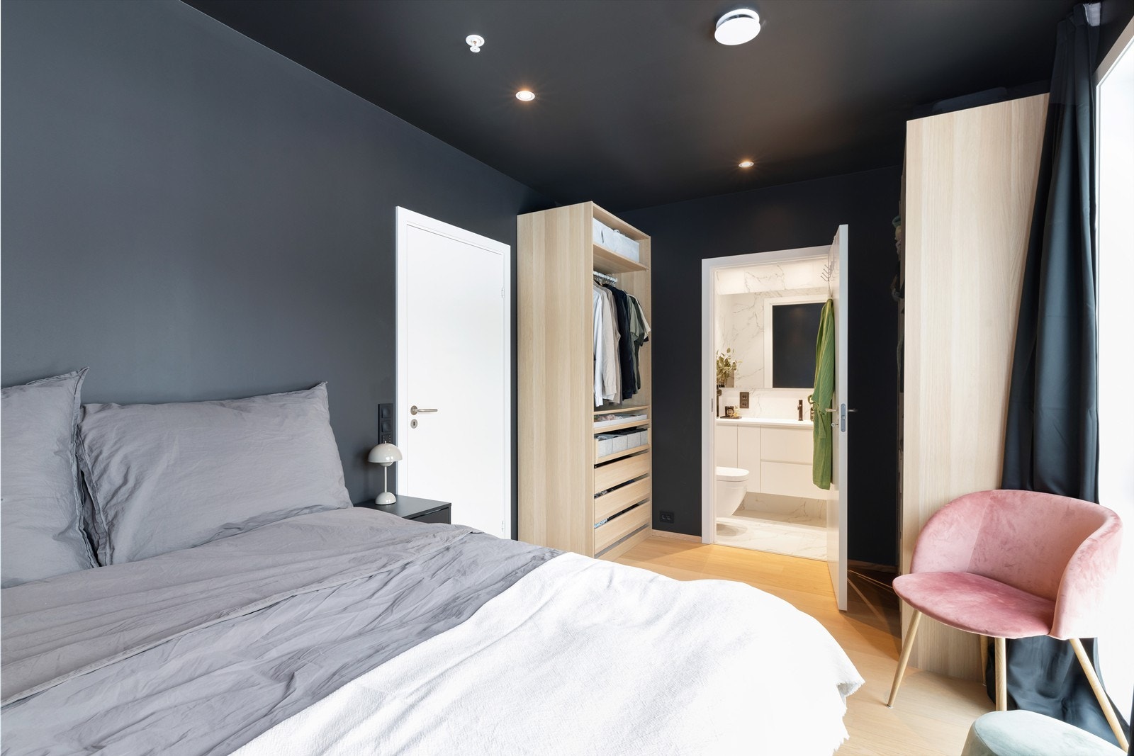 Her er det god plass til garderobeløsning. Galleribilde