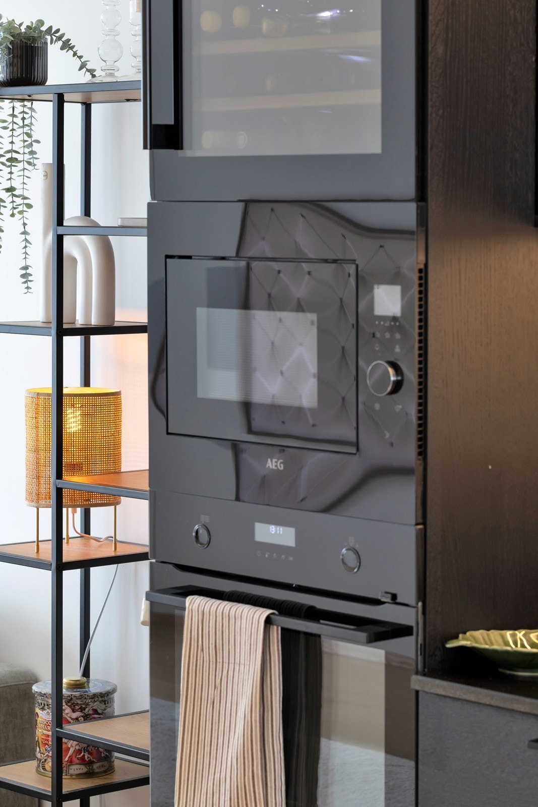 Vinskap, mikroovn og stekeovn. Galleribilde