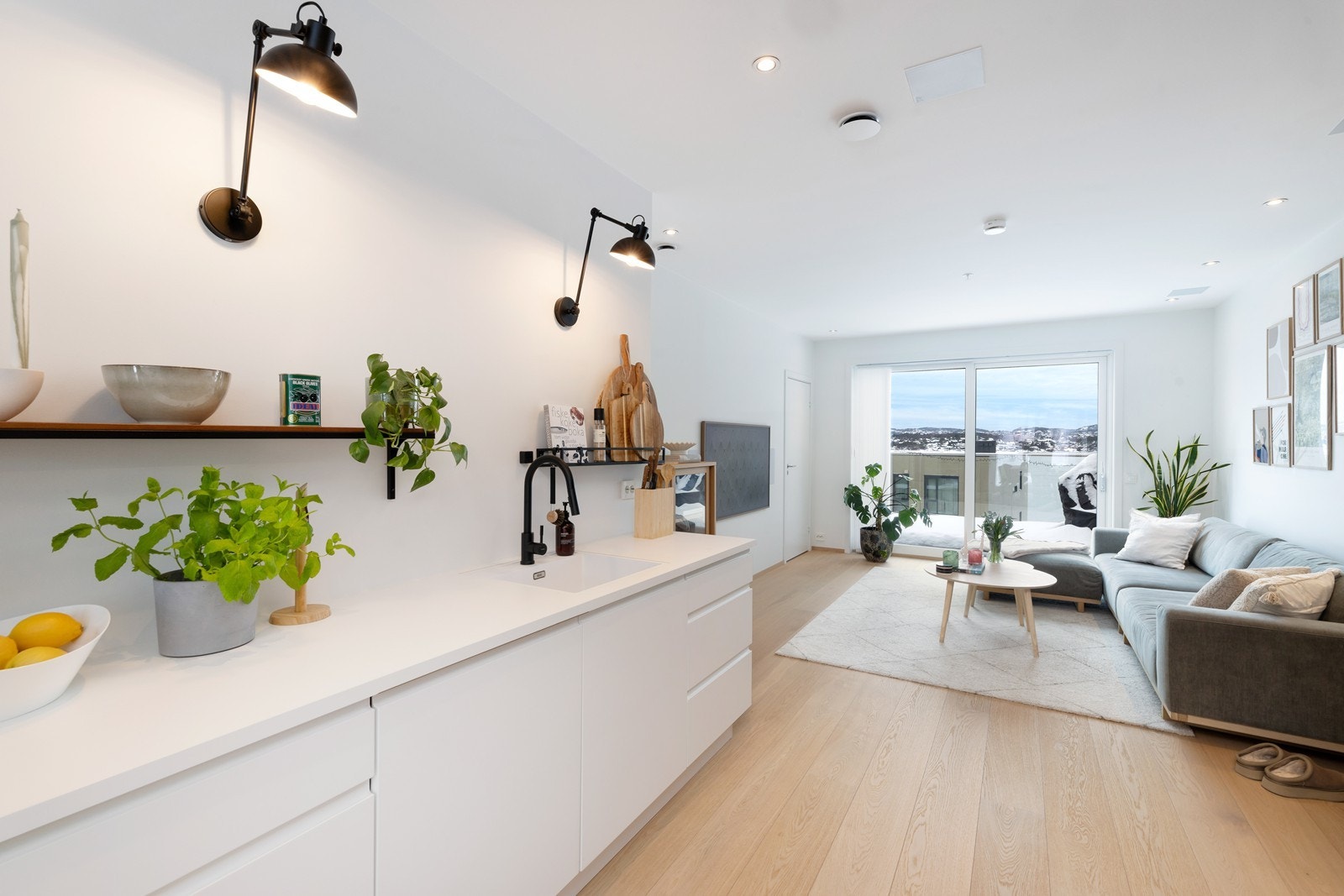 Fra kjøkkenet er det videre adkomst til stuen. Galleribilde