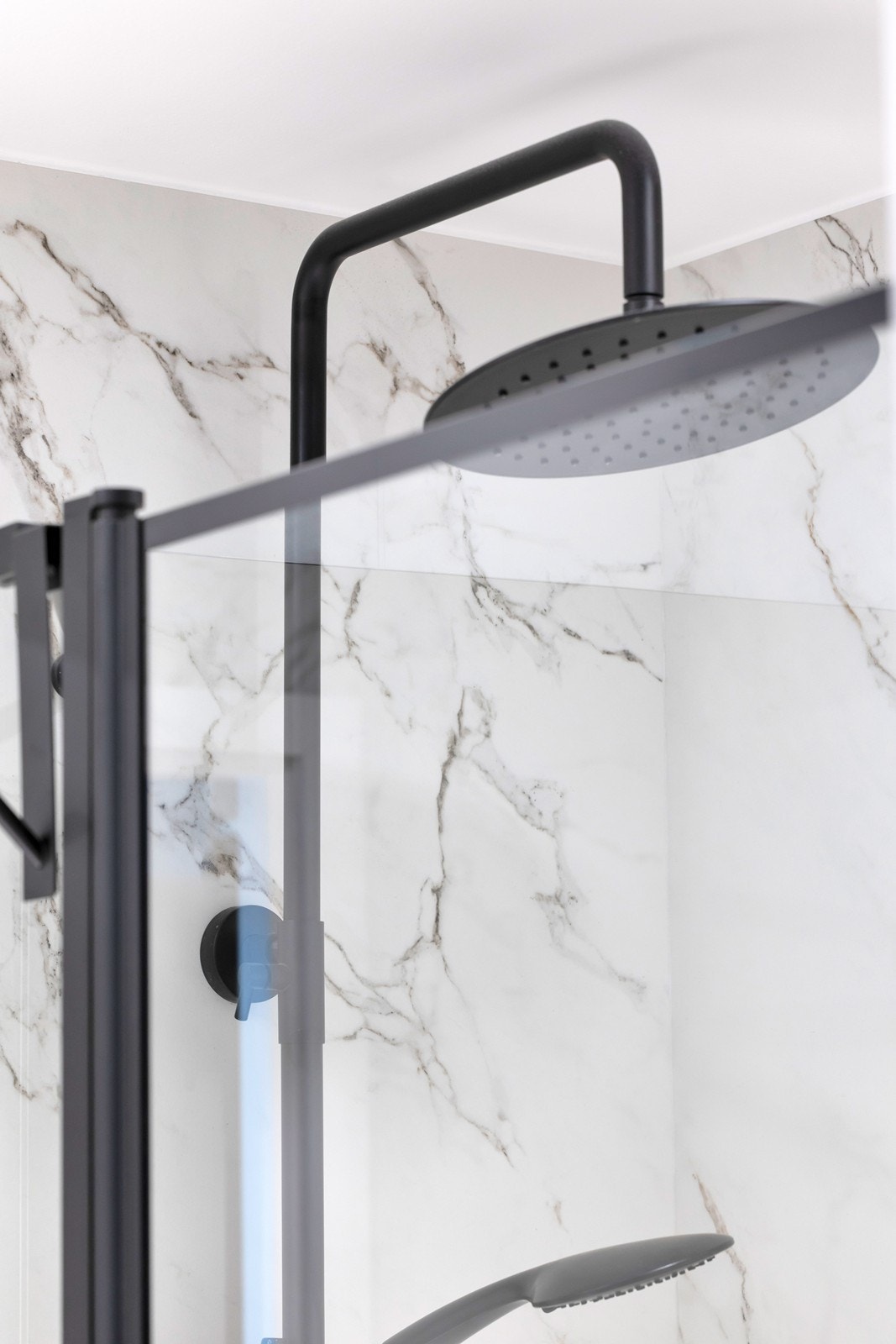 Svart dusjgarnityr. Galleribilde