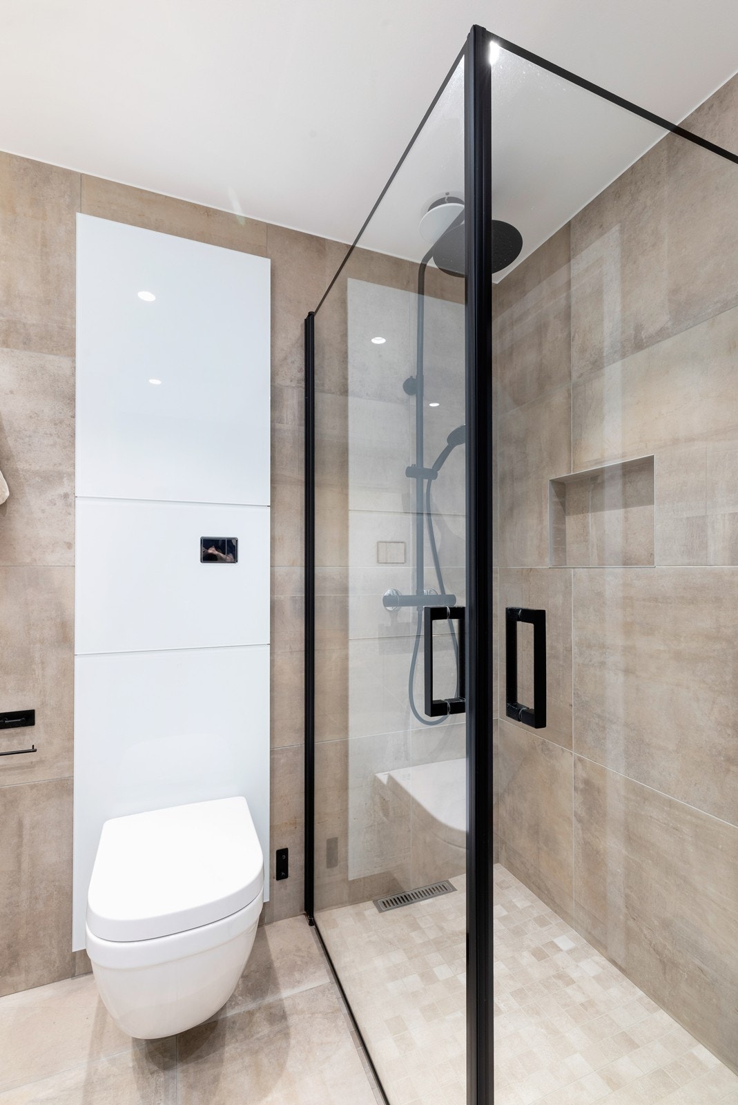 Legg merke til nisje/shampohylle innfelt i veggen. Galleribilde