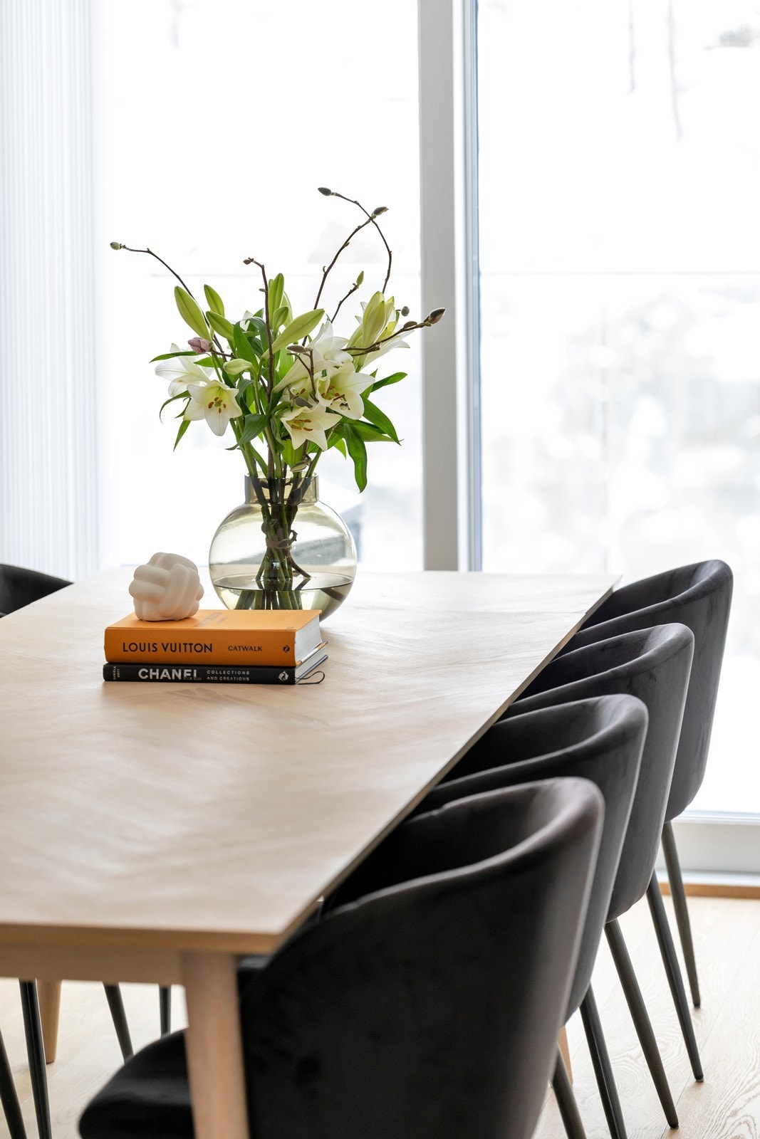 Godt lysinnslipp fra balkongdører gjør spisestuen lys og trivelig. Galleribilde